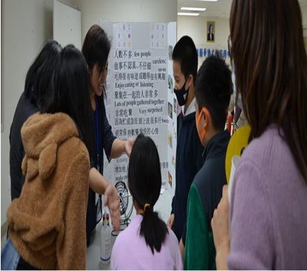 成語學習營學員分組學習中