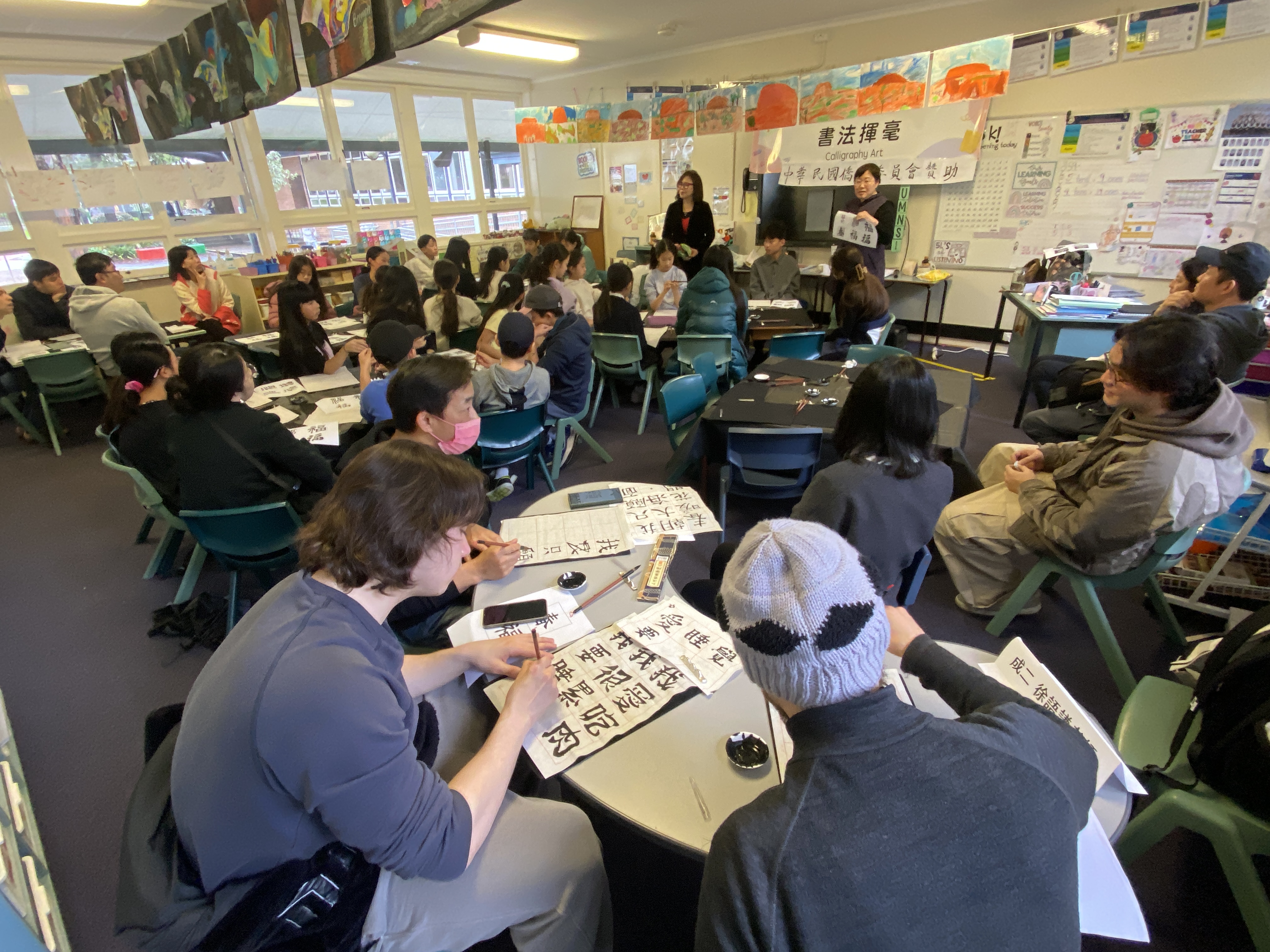 2025年雪梨台灣學校中高年級的書法揮毫活動是由劉碧珍校長及陳啓鈺老師主持，同學參加踴躍