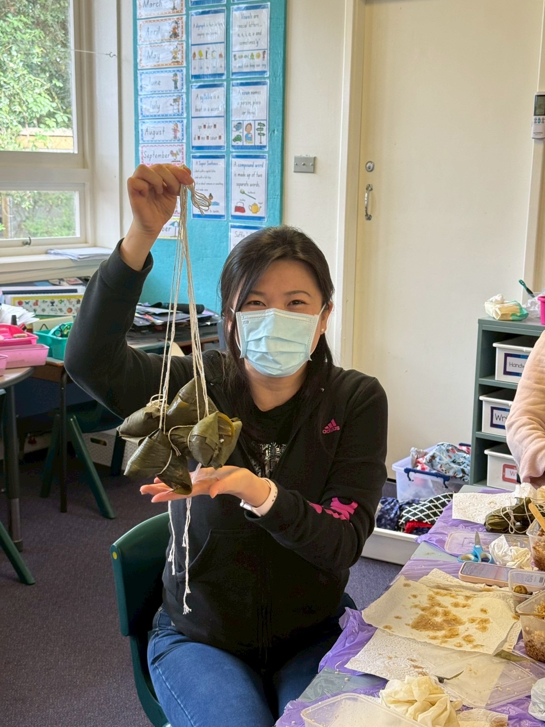 粽子完成後, 家長們都覺得很有成就感, 期待每年都可以包台灣風味的粽子和家人分享