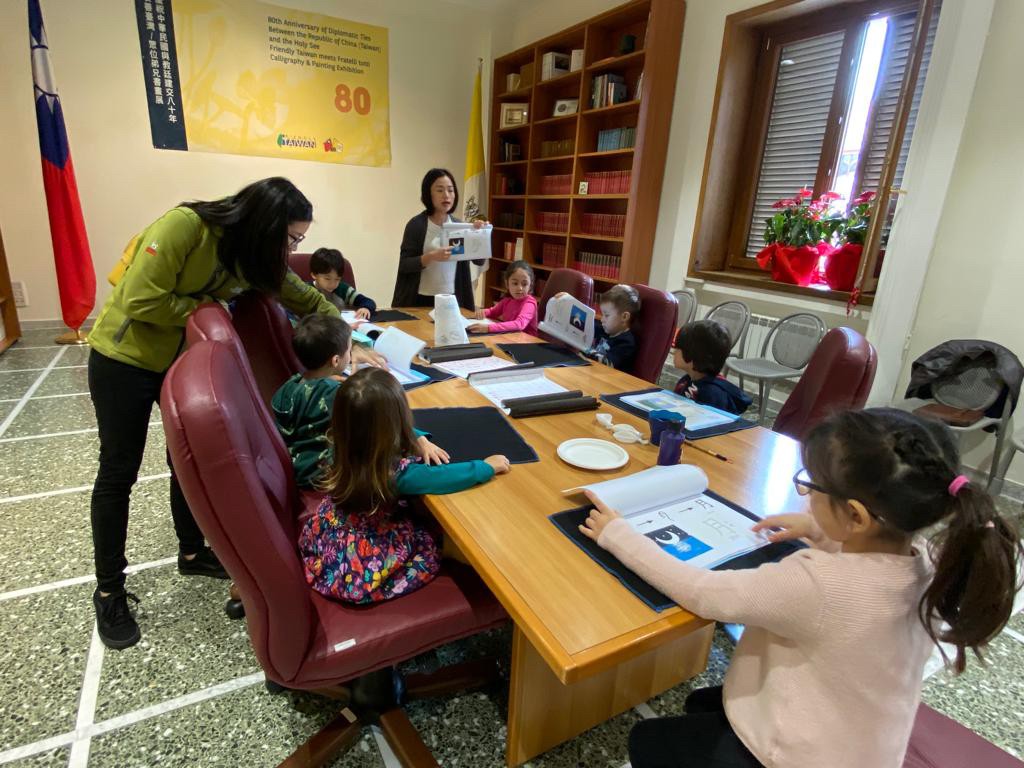陳易文老師教導學生們臨摹甲骨文寫生字
