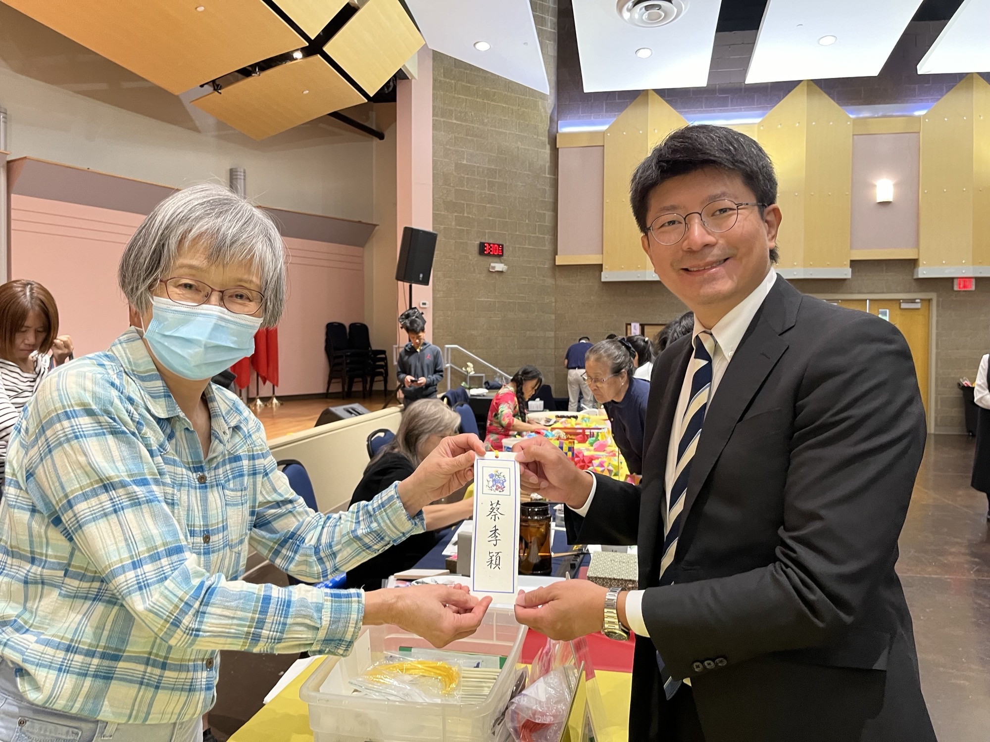 為來賓在十二生肖書籤上寫名字