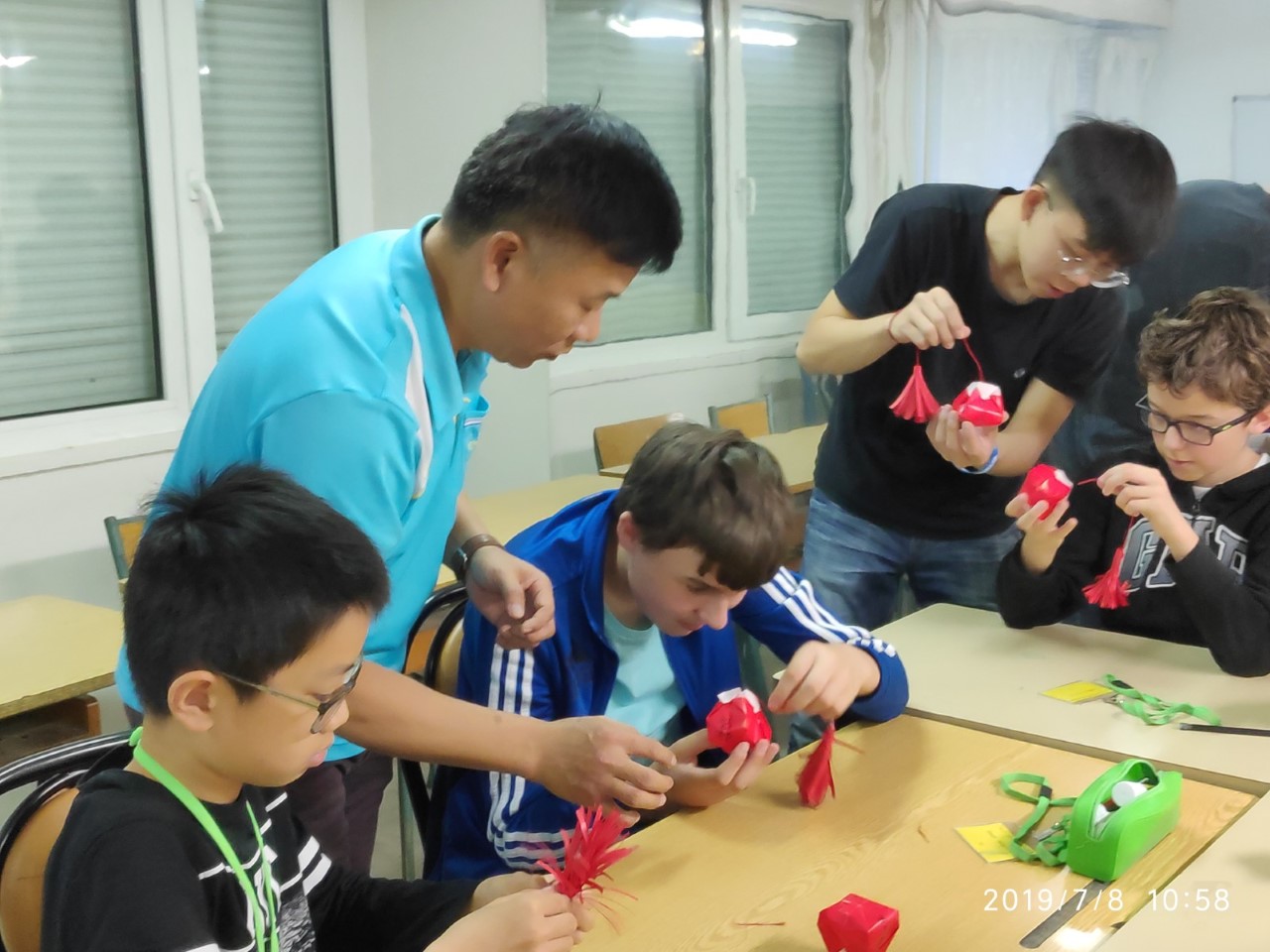 僑委會外派文化民俗技藝導師潘同泰老師教導學生做天燈