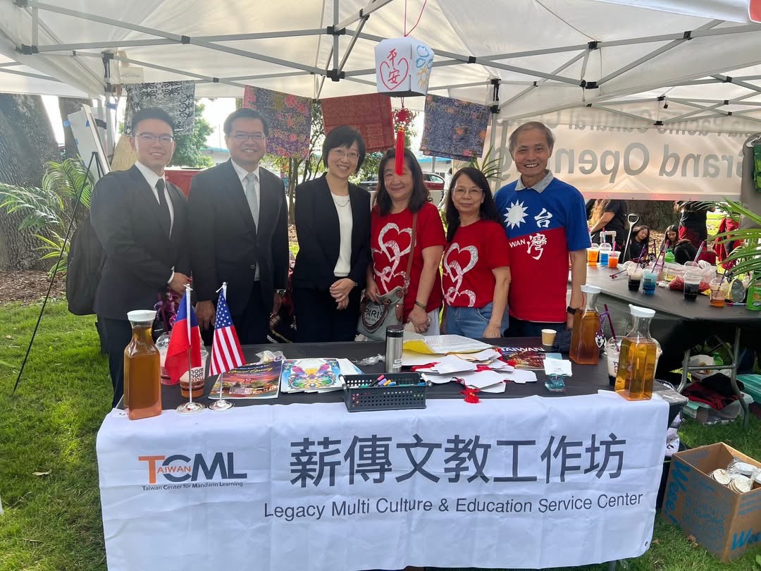 台北經文辦事處林美呈處長(左三)、僑教中心王偉讚主任(左二)與薪傳團隊