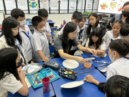 陳老師指導學生古扇彩繪