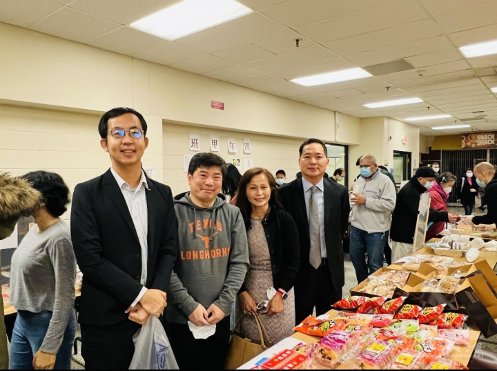 林威廷、傅仁明、李珠瑛、陳永豐(由左至右) 享受臺灣特色零食