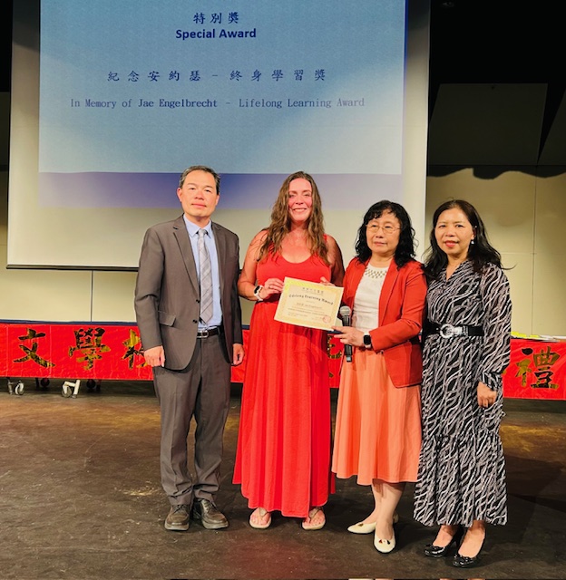 學校頒發「終身學習獎」給不幸病逝的成人班學員安約瑟先生，由家屬代領，感人至深，激勵人心。