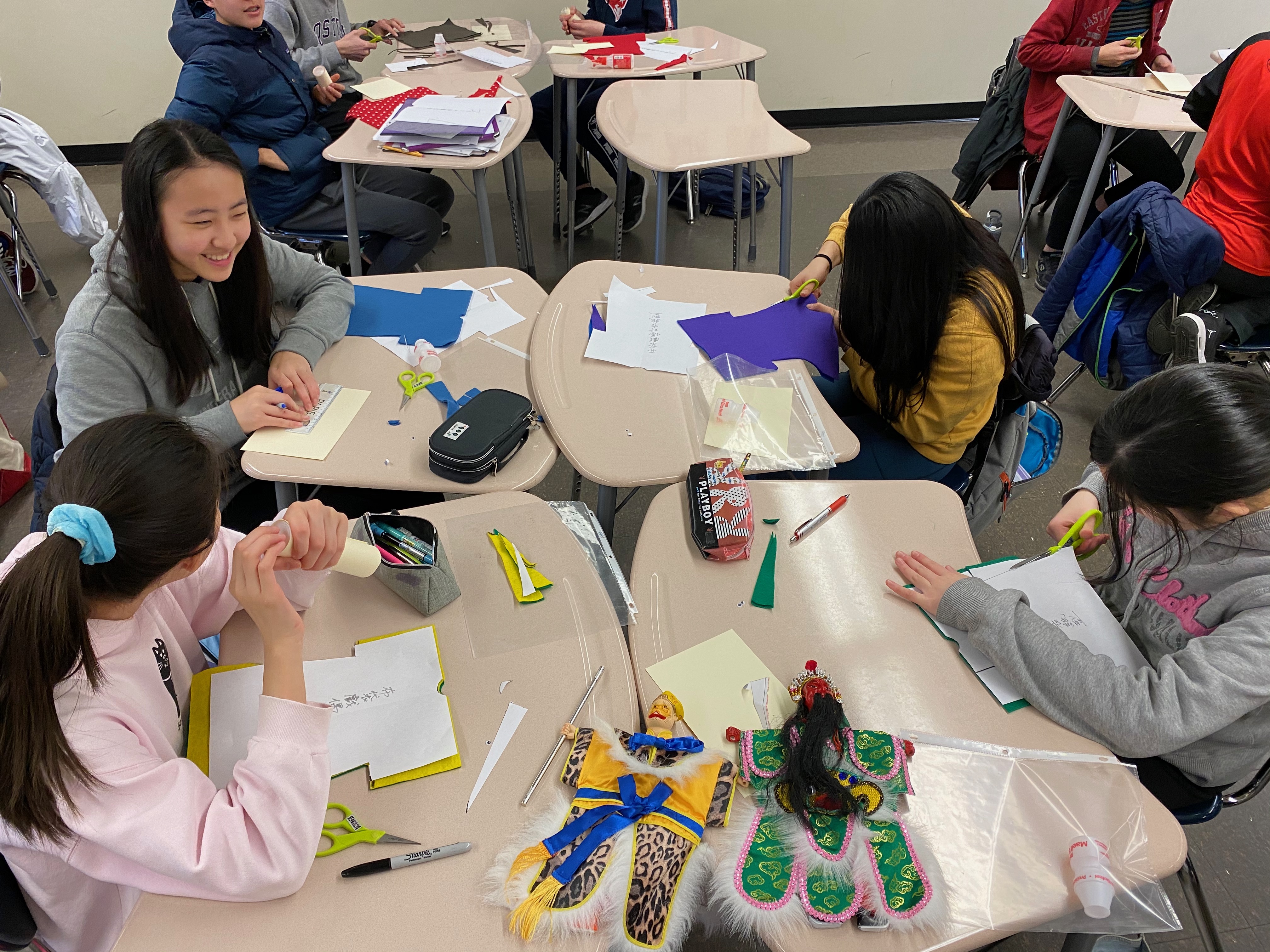 學生製作掌中戲偶。（林曉嵐拍攝）