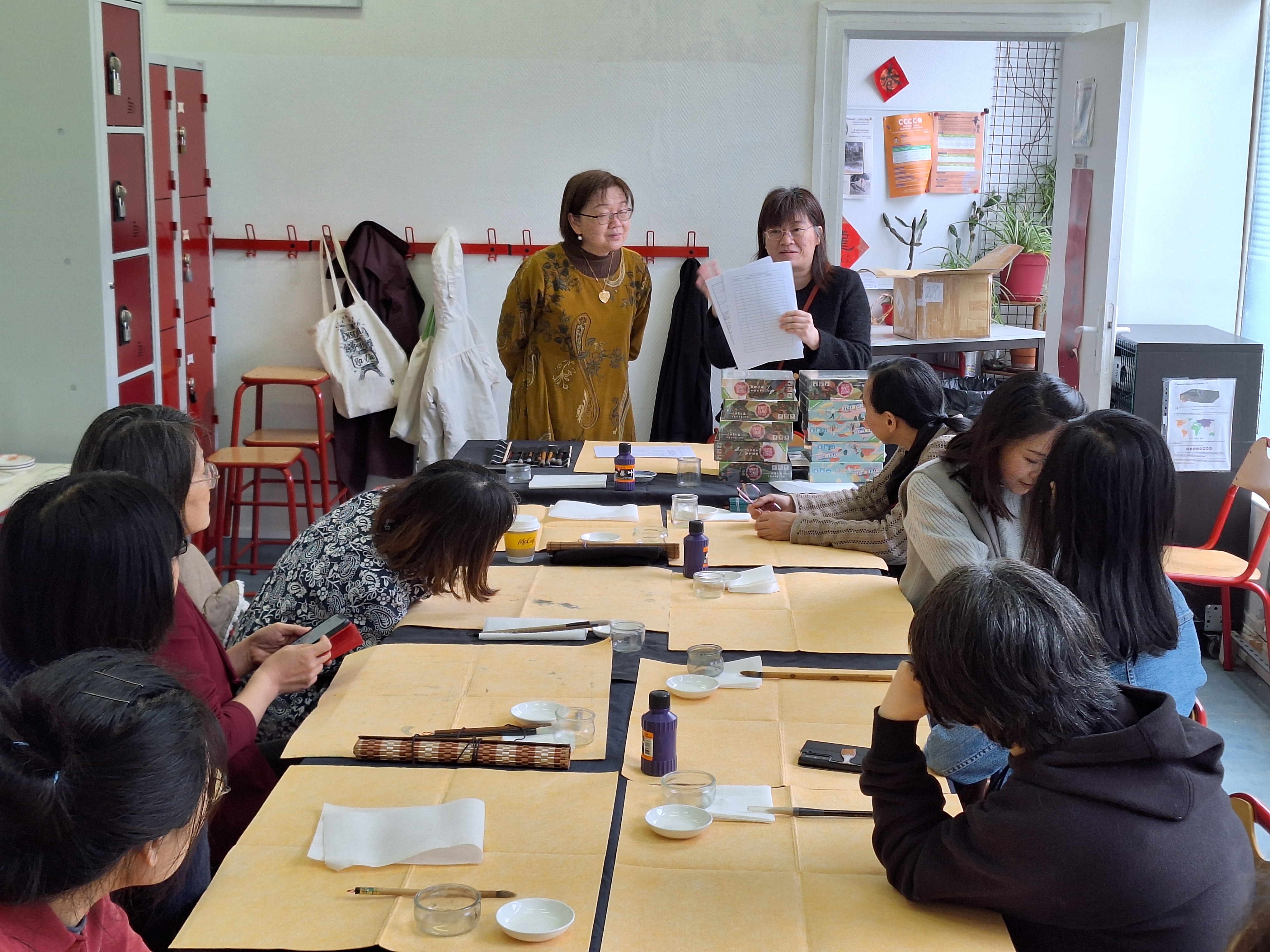 法國僑務秘書劉素秋組長，在書硯為華語教師解說i僑卡辦理申請方式，由書硯林淑琳校長接待