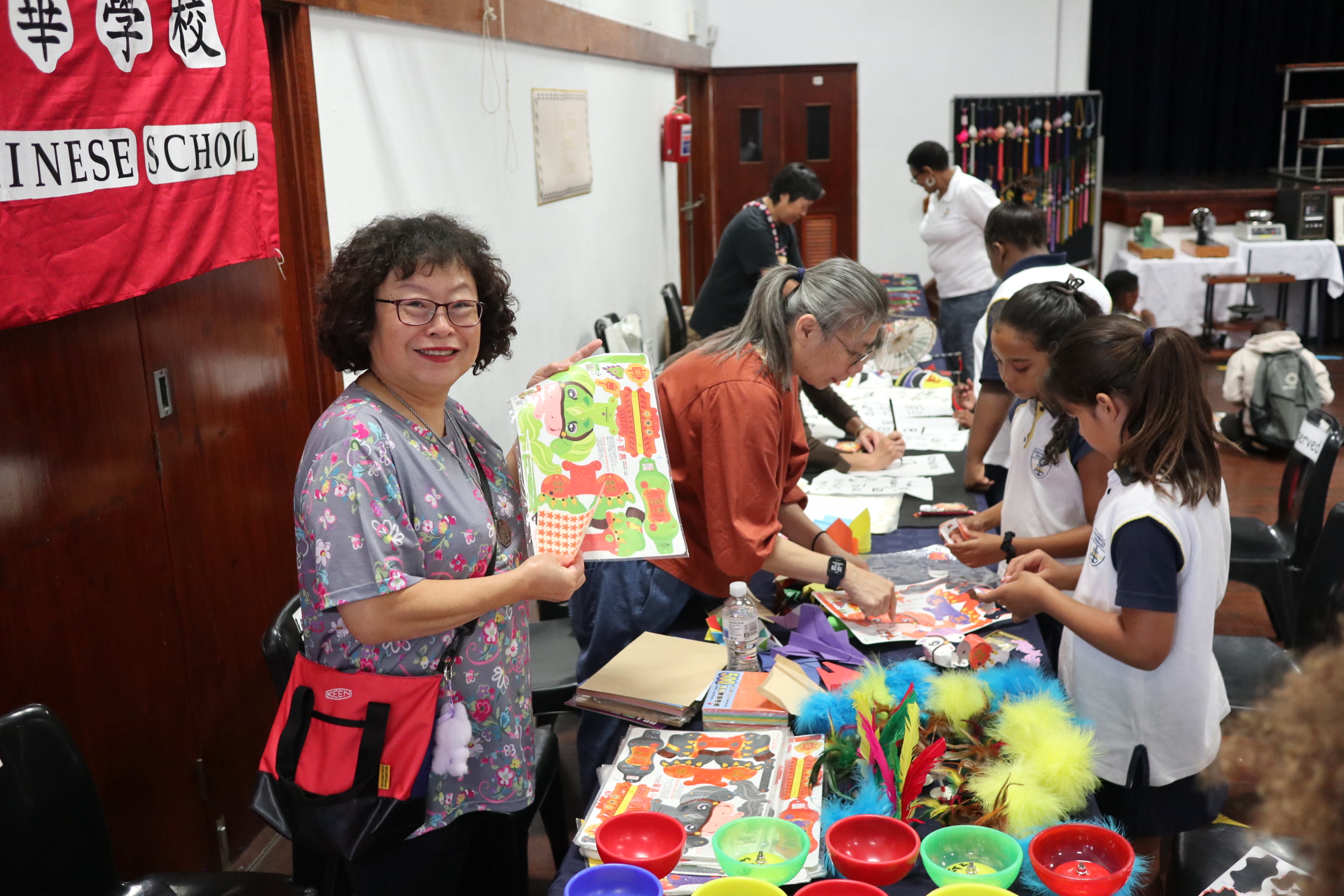 小朋友們熱情製作馬年燈籠，慶祝傳統文化。