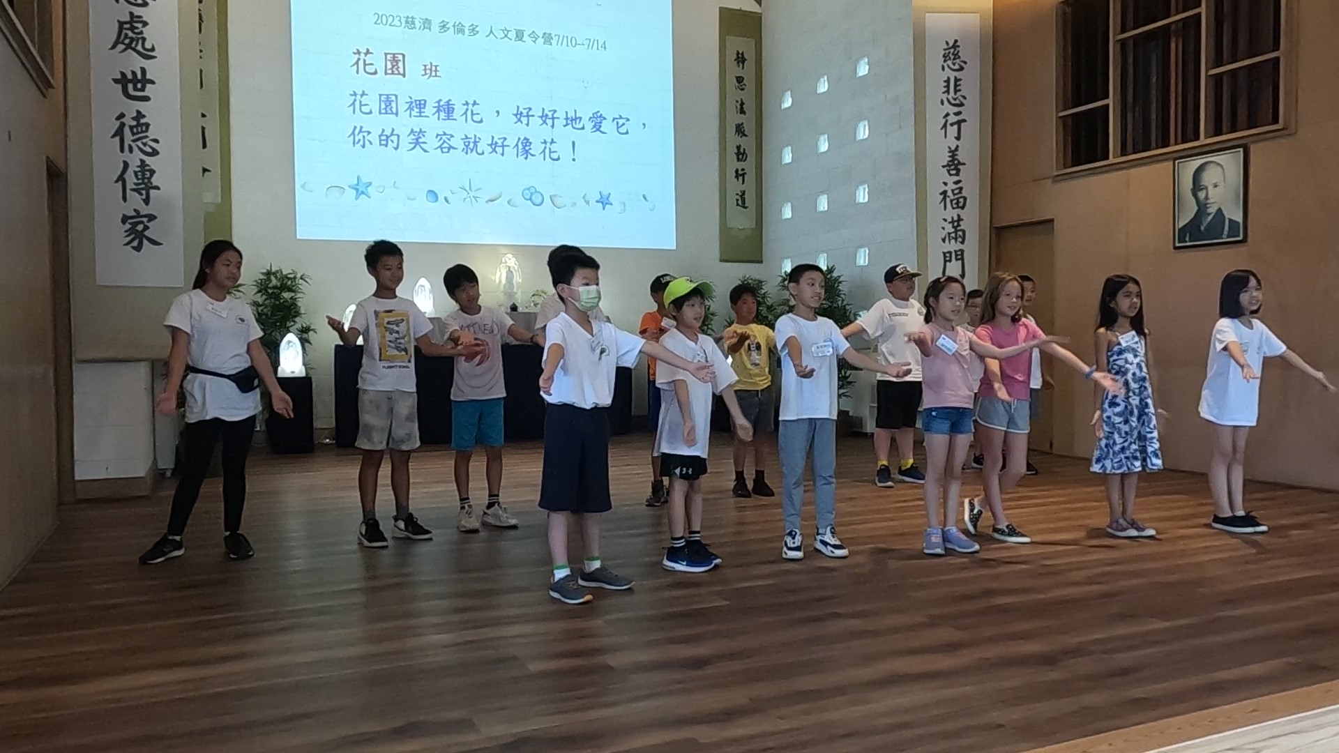 學員們在唱歌表演
