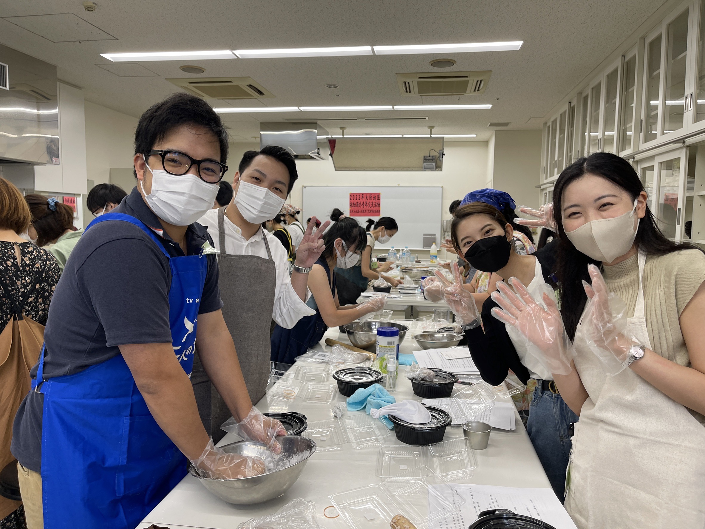 僑青們開心地動手做料理