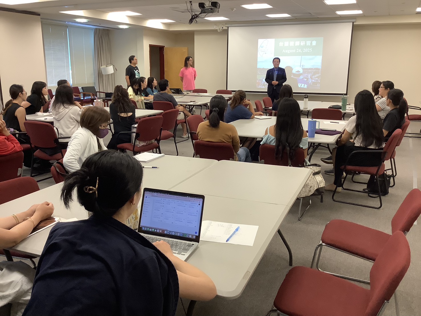 華府文教中心主任黃正杰向在場教師致意