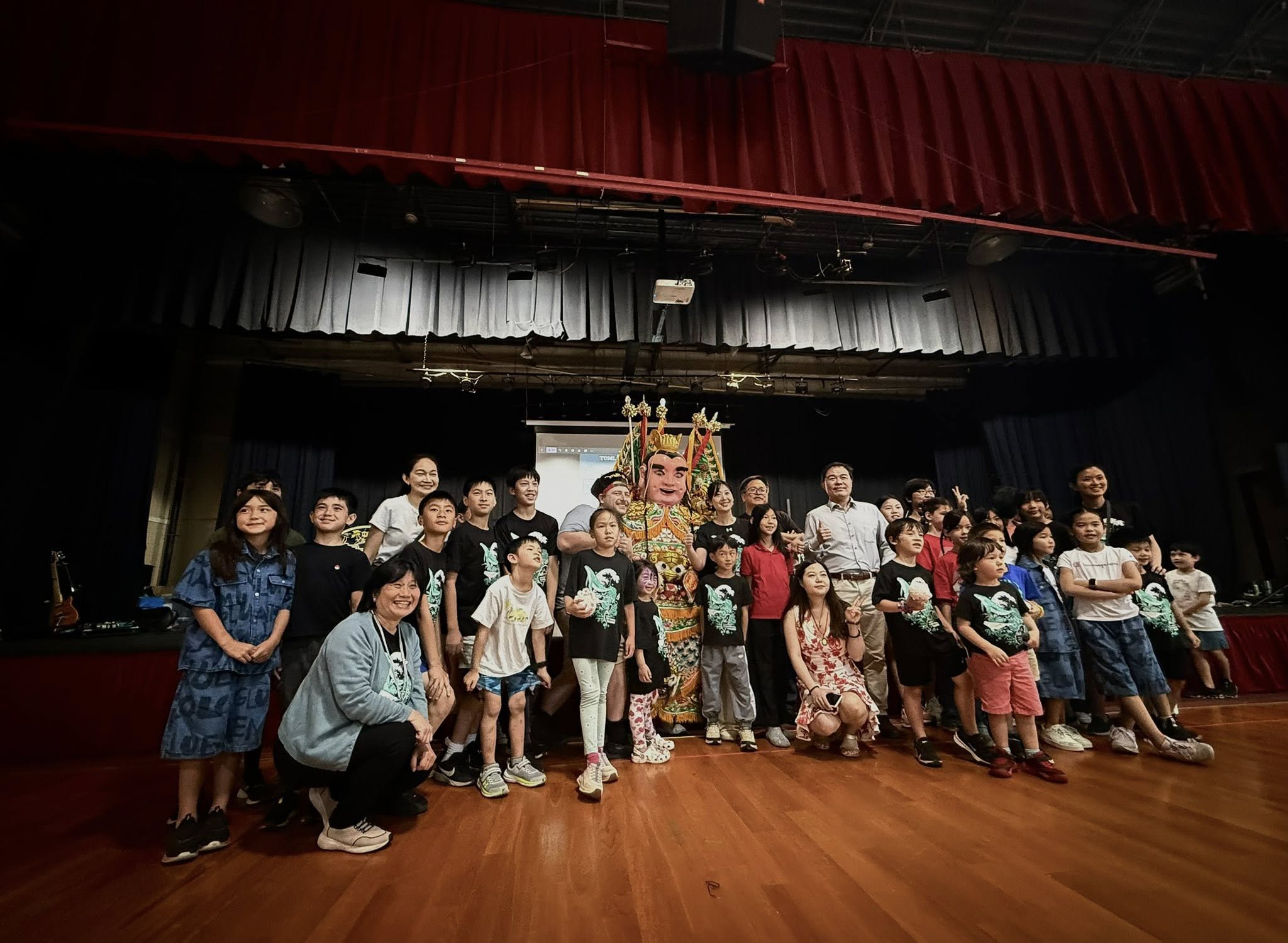 電音三太子與許多民眾合影