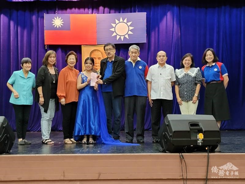 乙組第1名謝雅文〈左4〉與主辦單位、評審合影