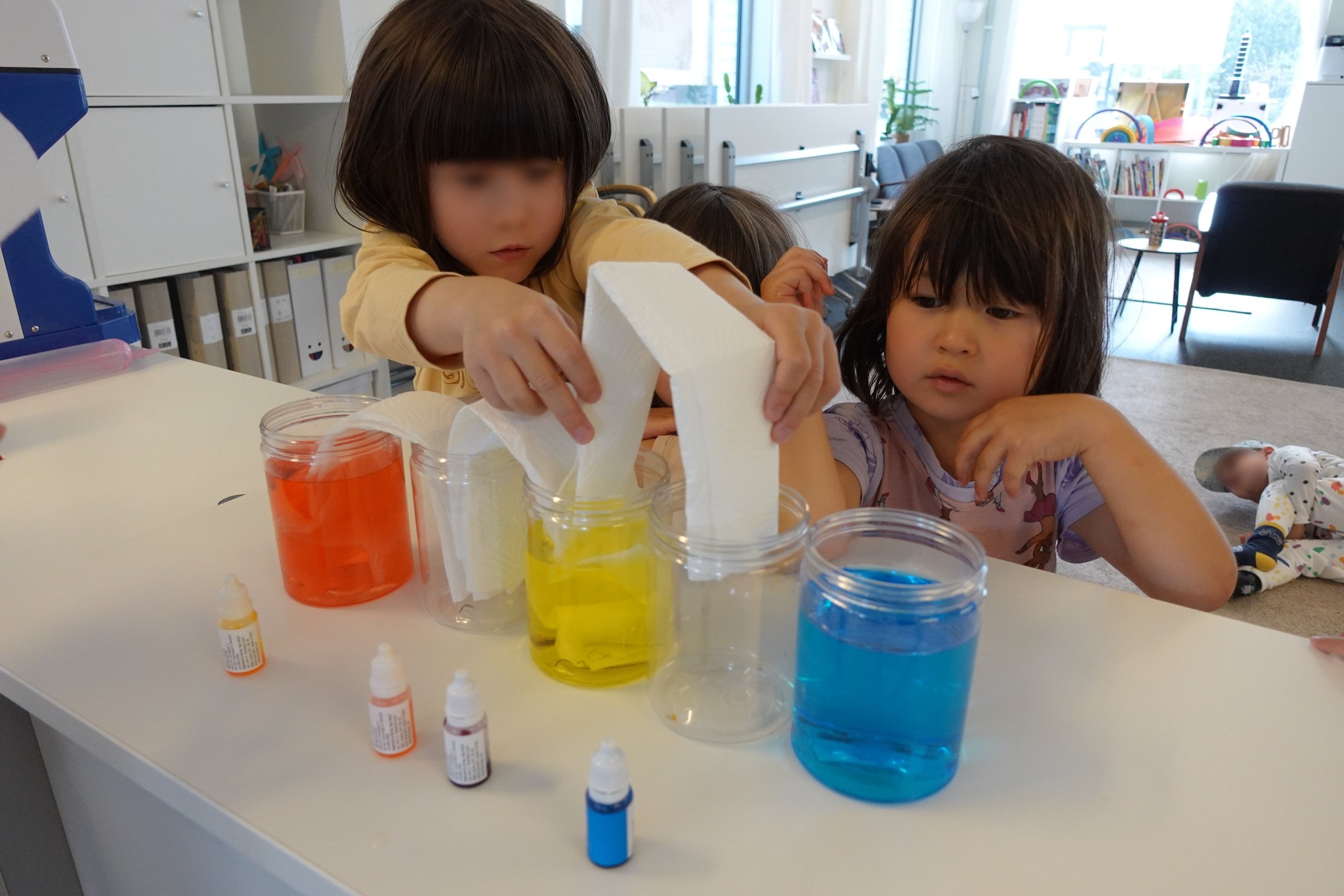 孩子利用科學實驗自製彩虹及天氣