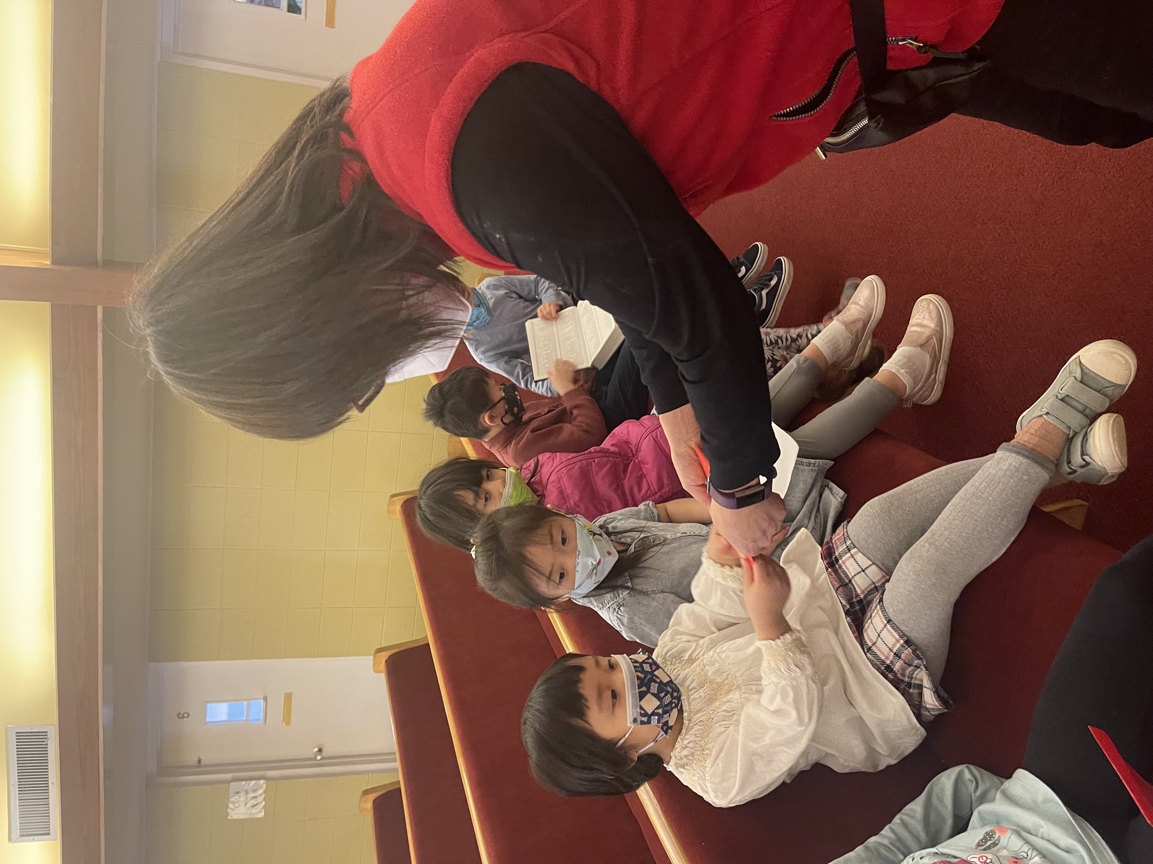 校長發放紅包給每個學生