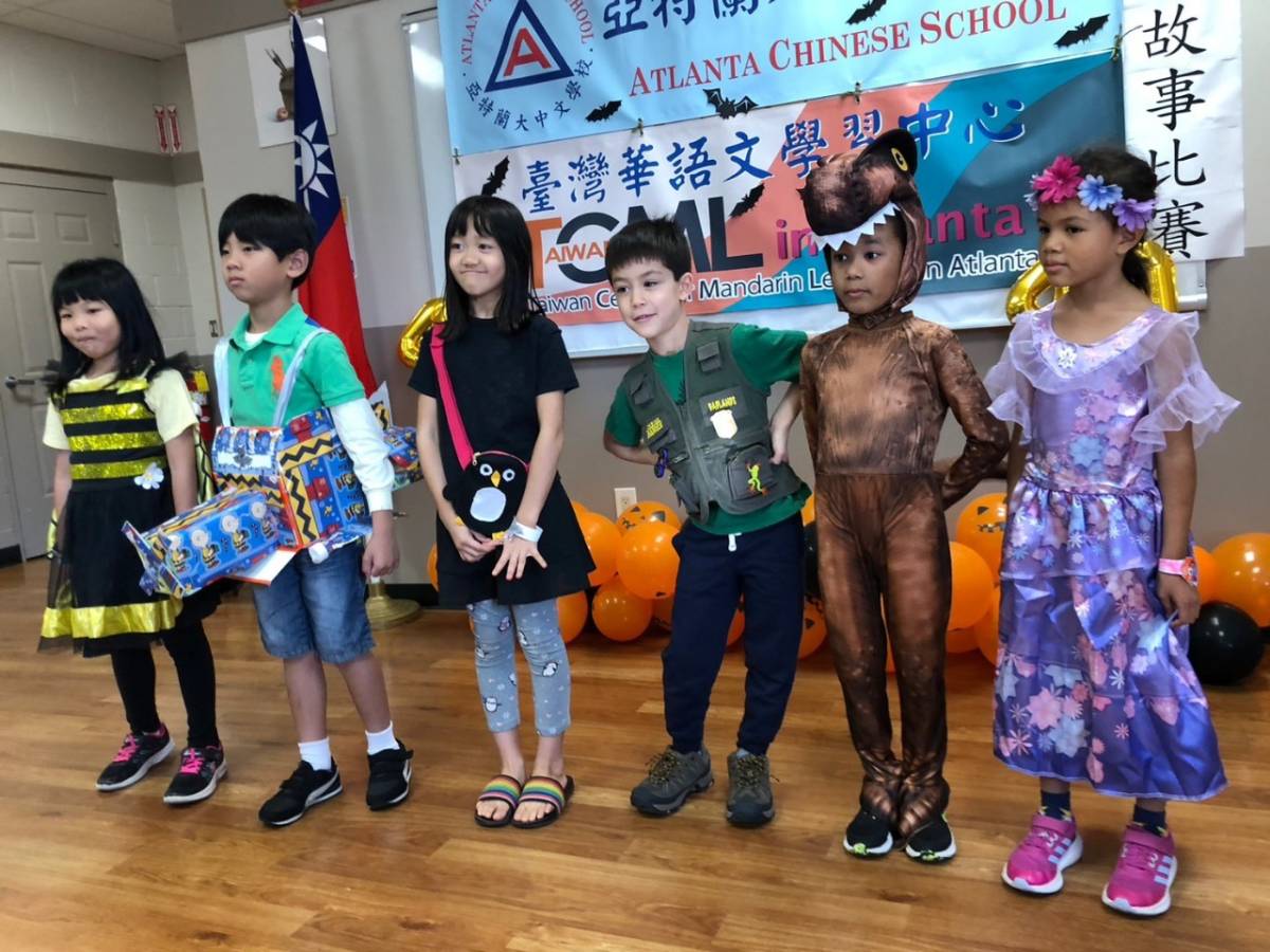 小朋友們配合萬聖節盛裝打扮說故事