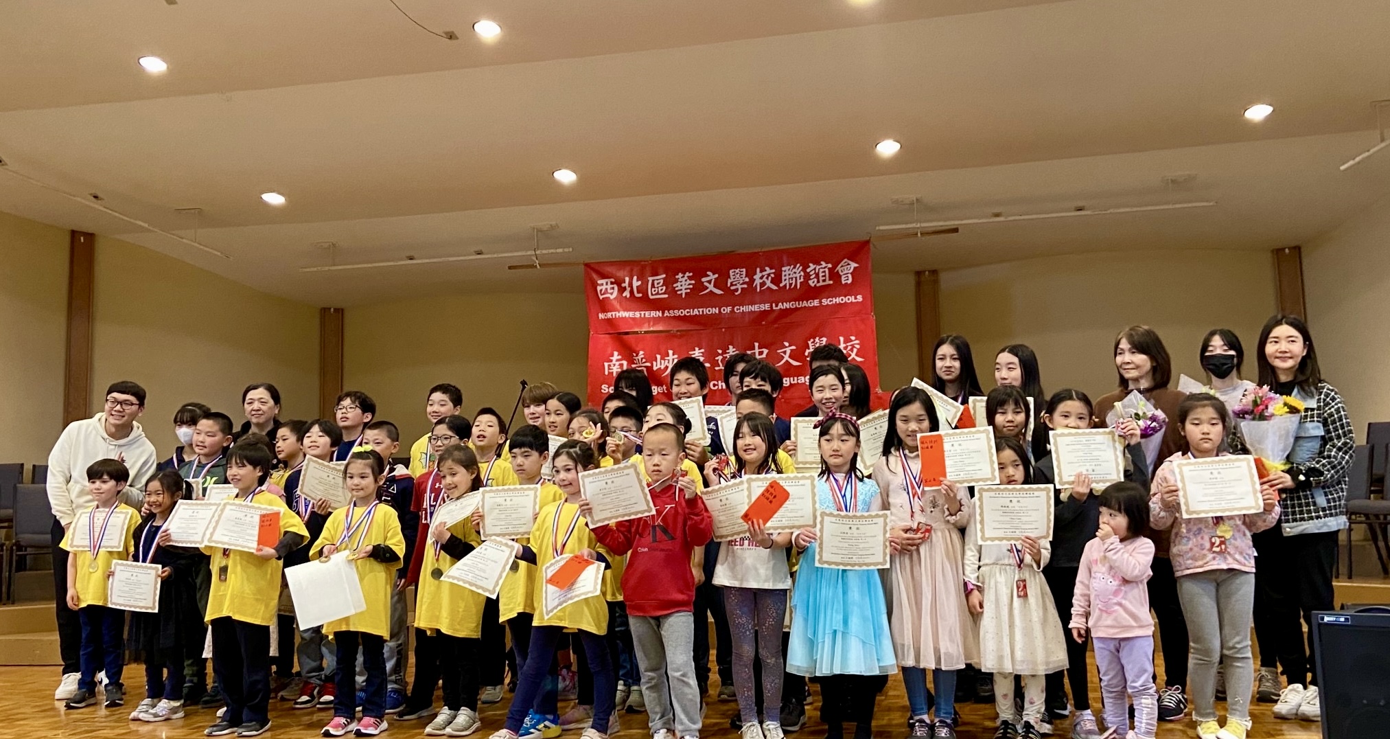 全體參賽學生與帶隊老師大合照