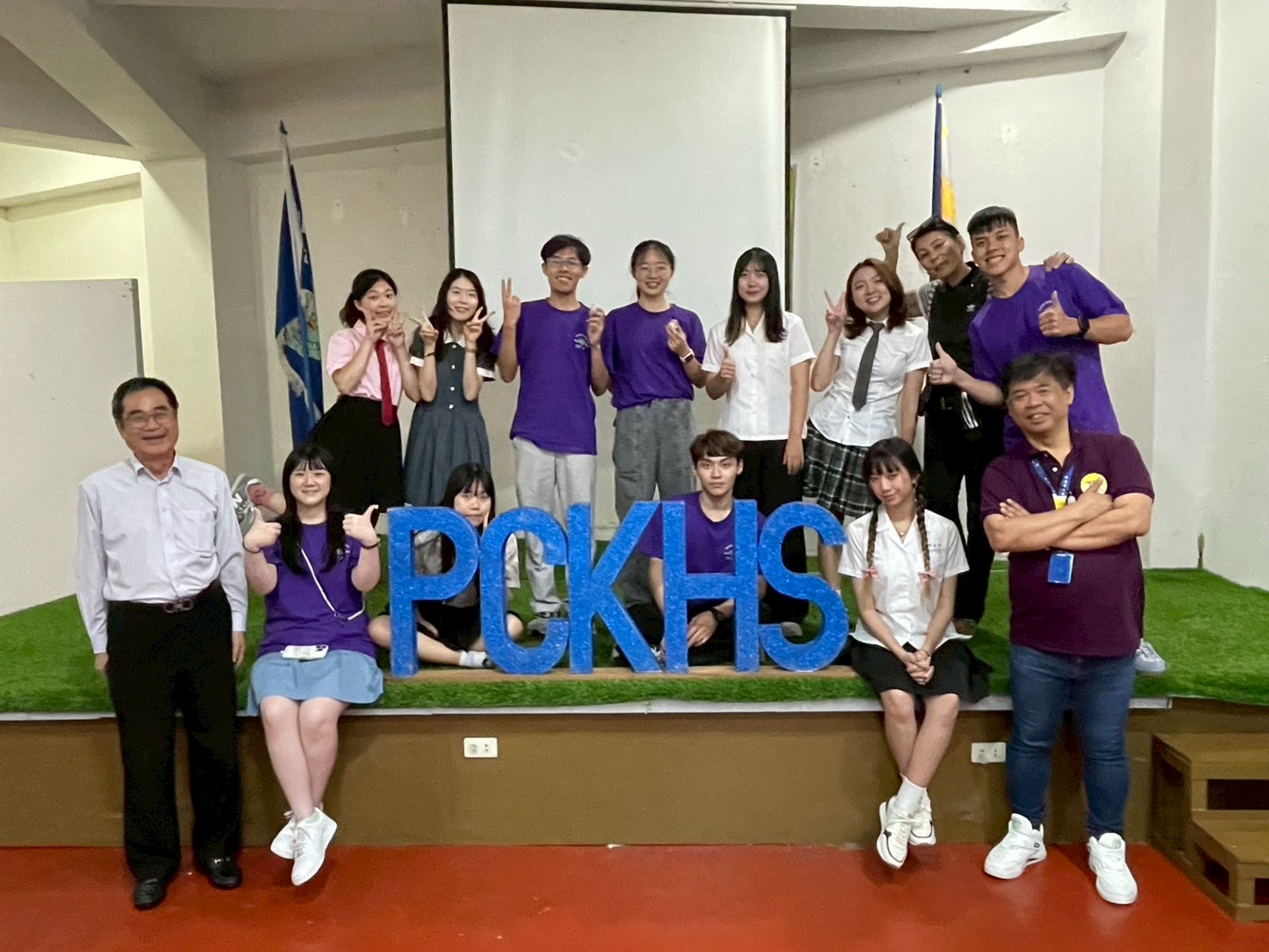 臺灣青年與校長合影