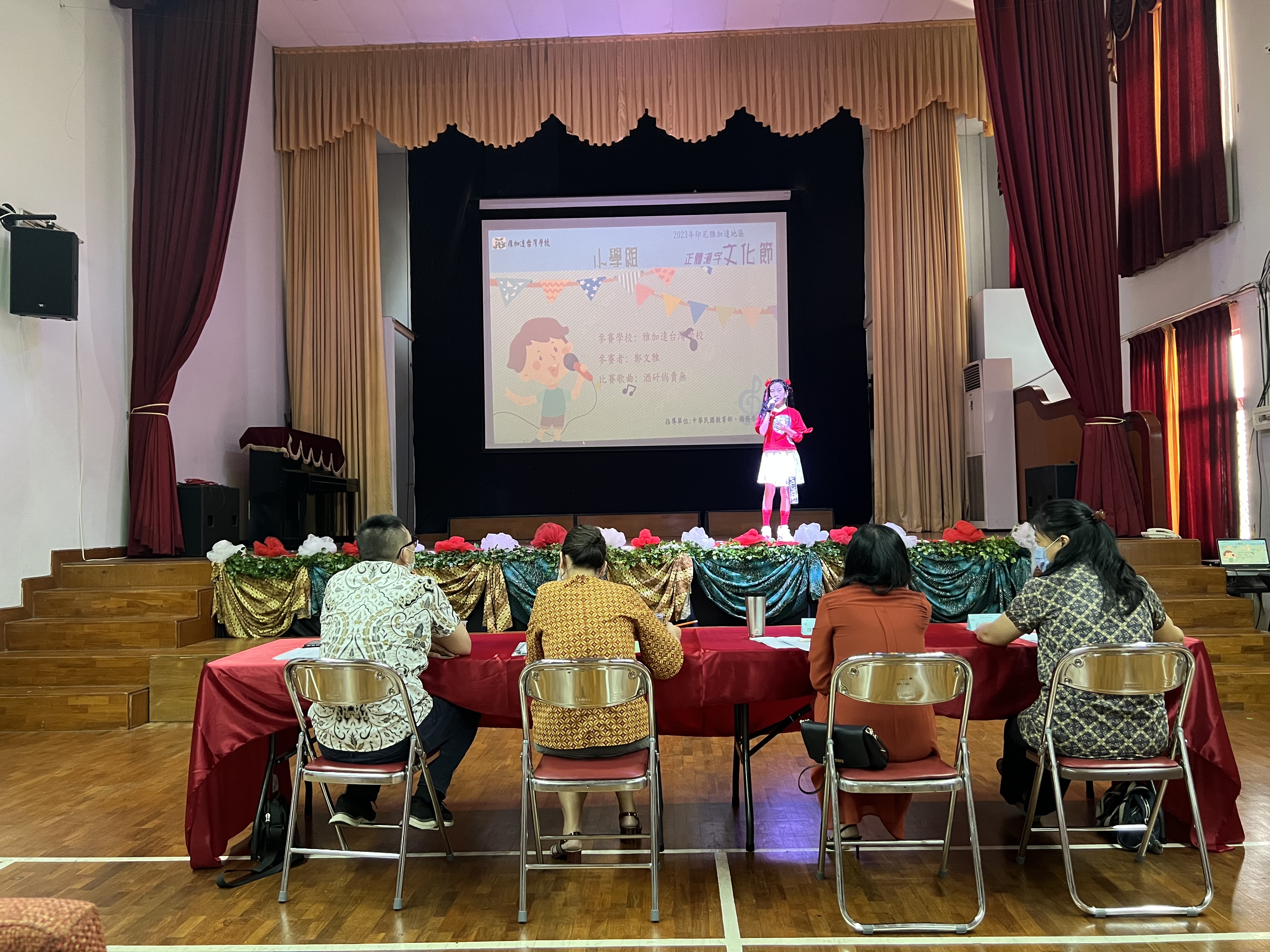 小學組選手，活潑熱情開唱。