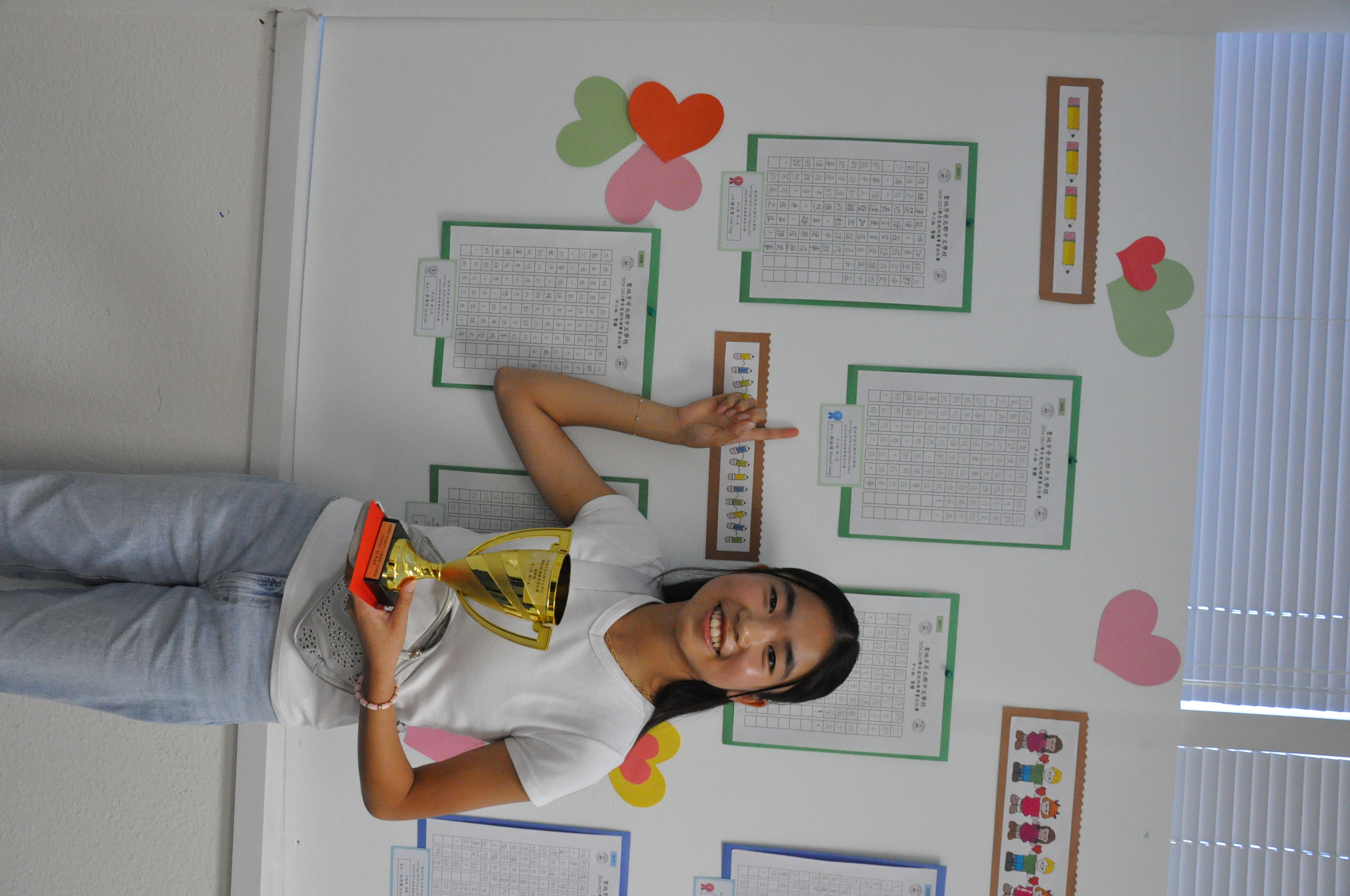 中小組第一名張詠晴與她的作品合照