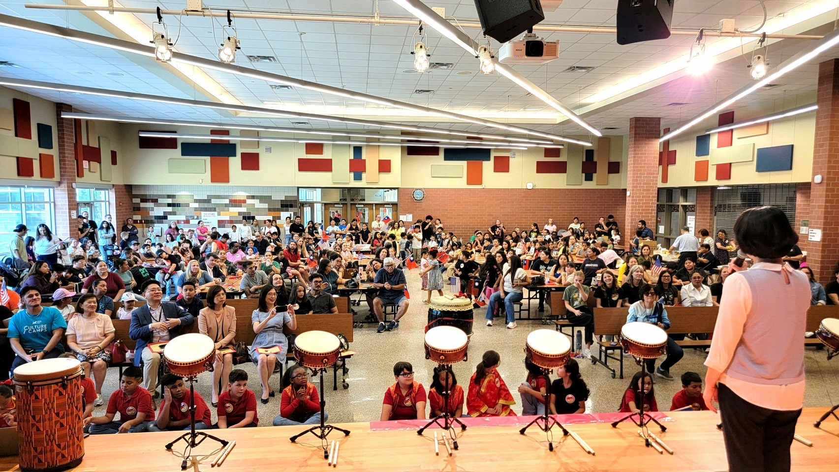 經文處蕭伊芳處長致詞，SHADOW OAKS 小學師生家長出席踴躍，共計約300人參加