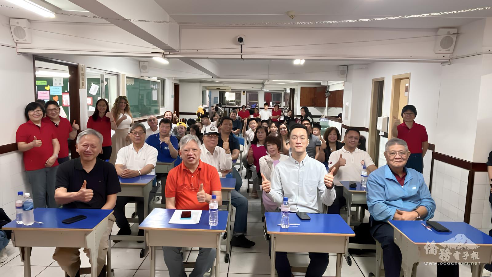 評審們、僑校師生與家長合影