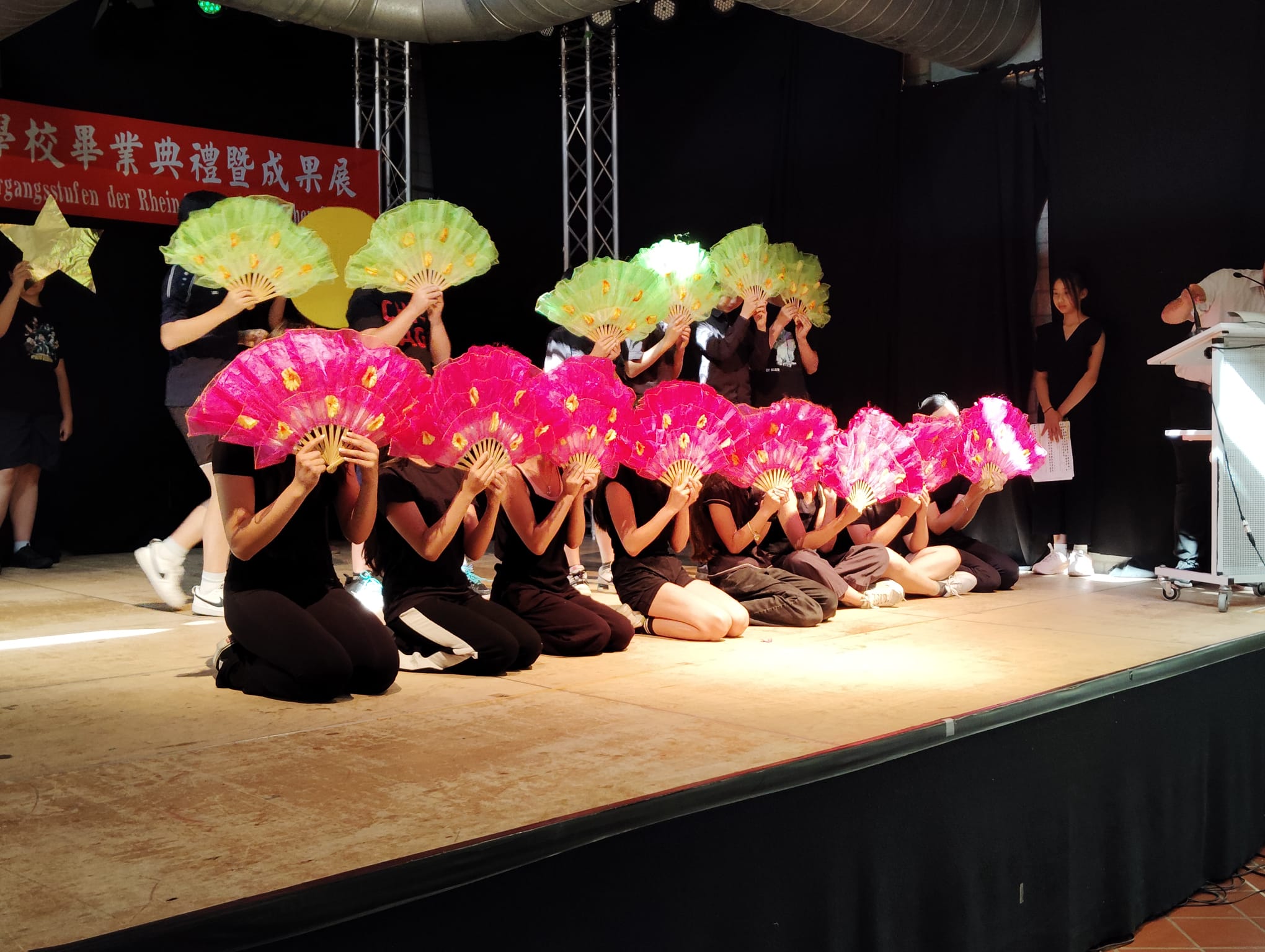 學生們發揮創意， 用月亮代表我的心， 結合扇子舞呈現令人讚嘆的完美組合