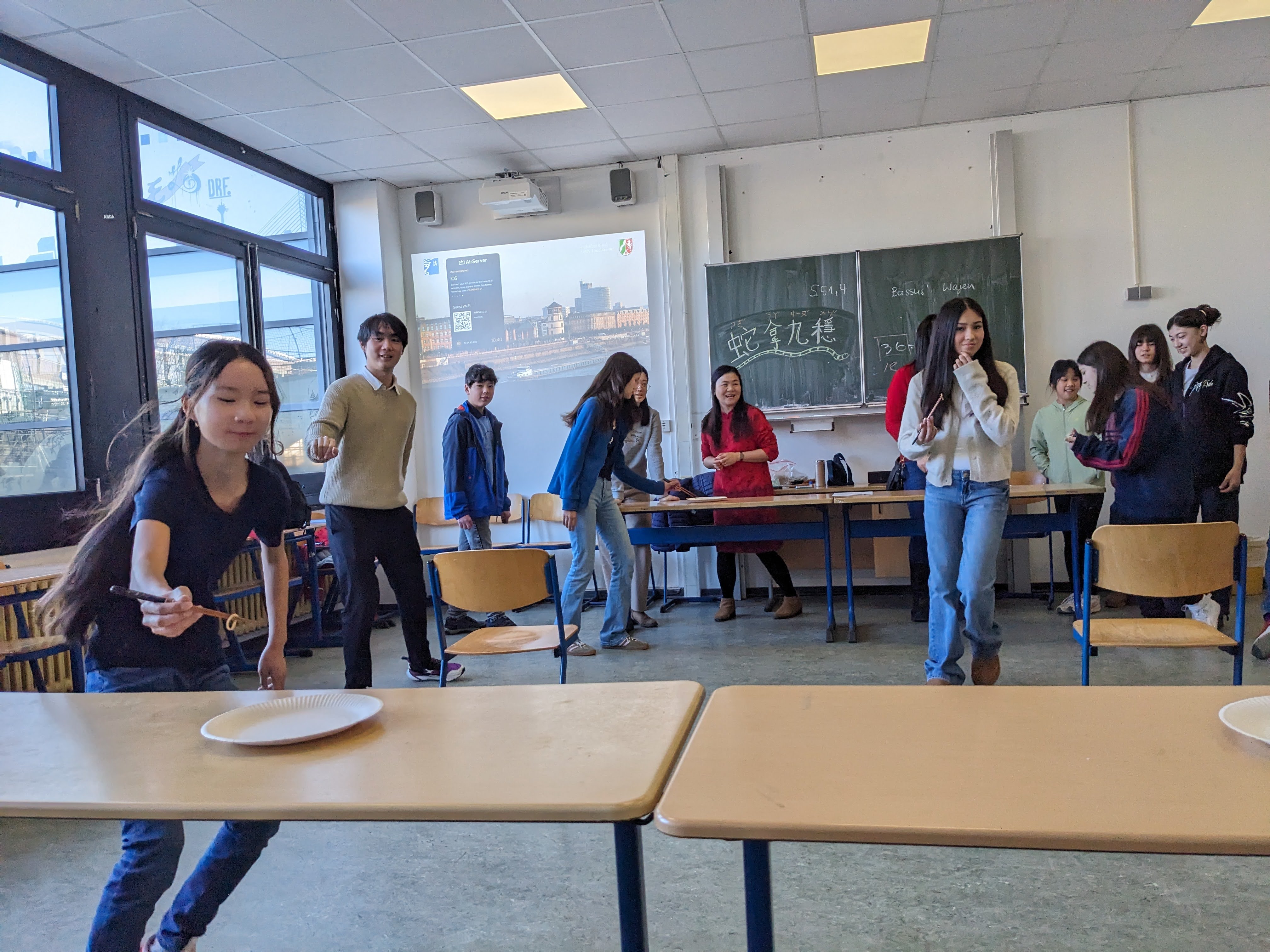 分組競賽，比一比，看哪一隊能先用筷子把所有的橡皮筋傳遞完成！