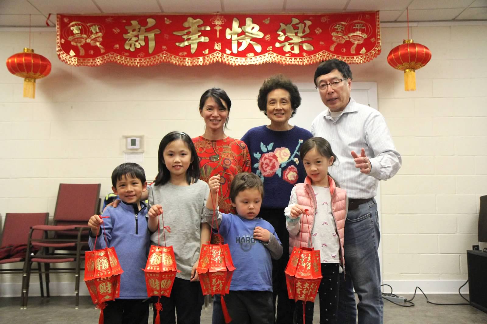 譚逸心委員、譚夫人和學生們祝大家新年快樂！