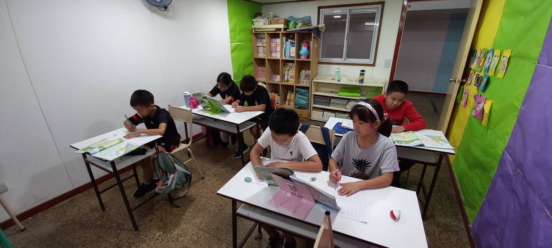 認真抄寫的學生們