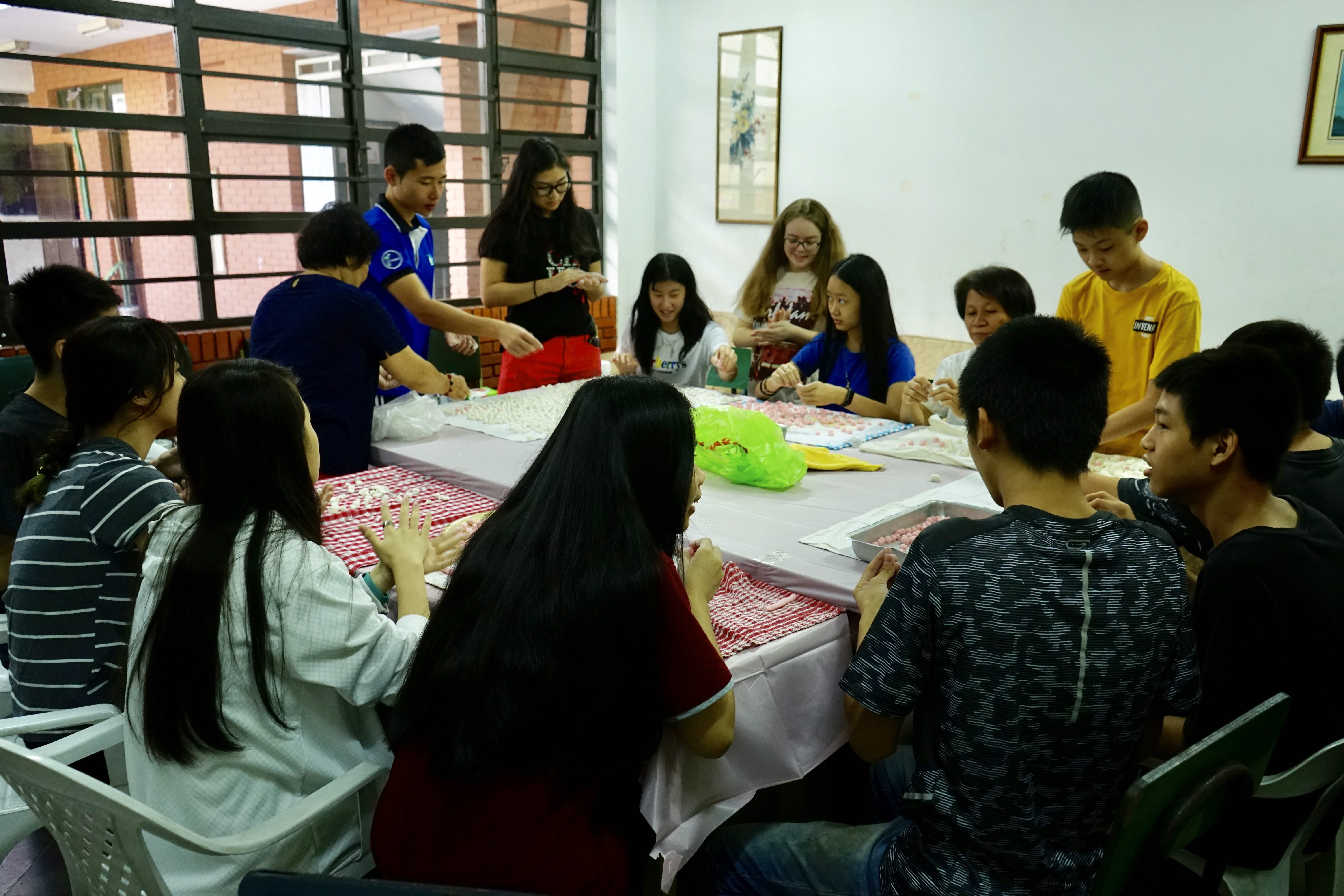 同學們循古法親手製作湯圓