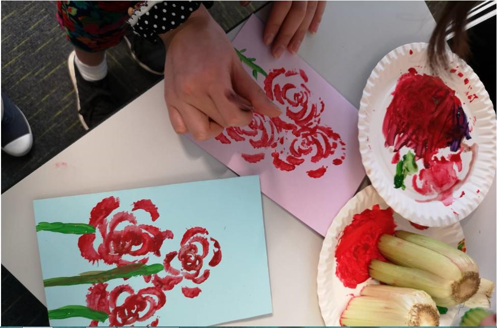 正五班利用蔬菜印出可愛的玫瑰花卡片