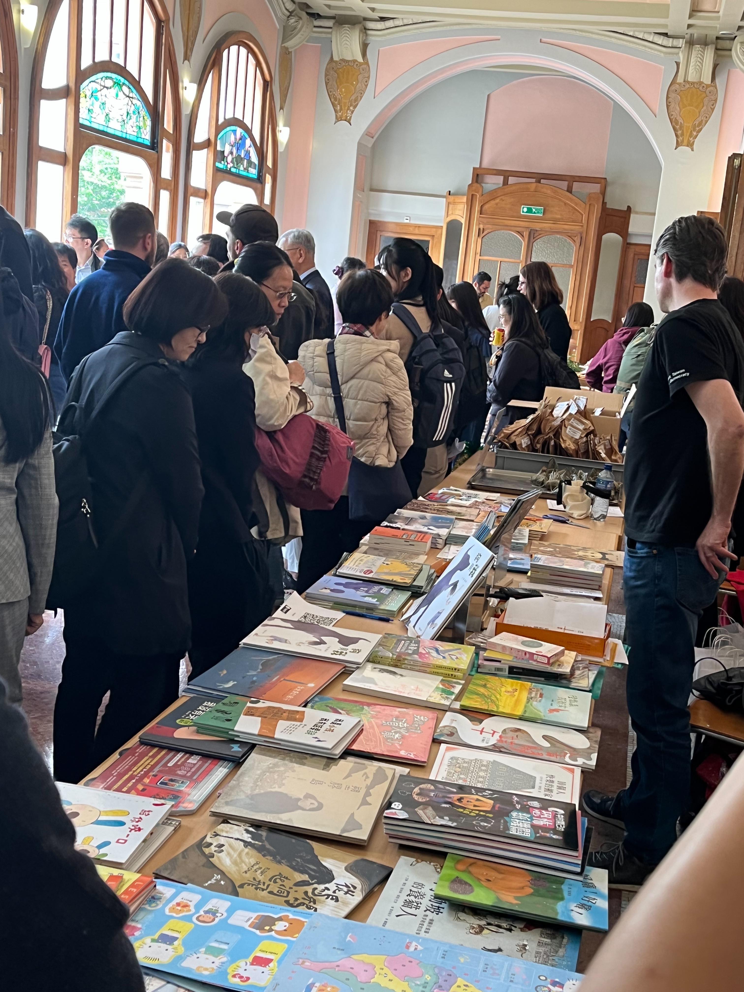 書籍，作為小朋友與華語學習者參與瑞士正體漢字文化節比賽的獎品
