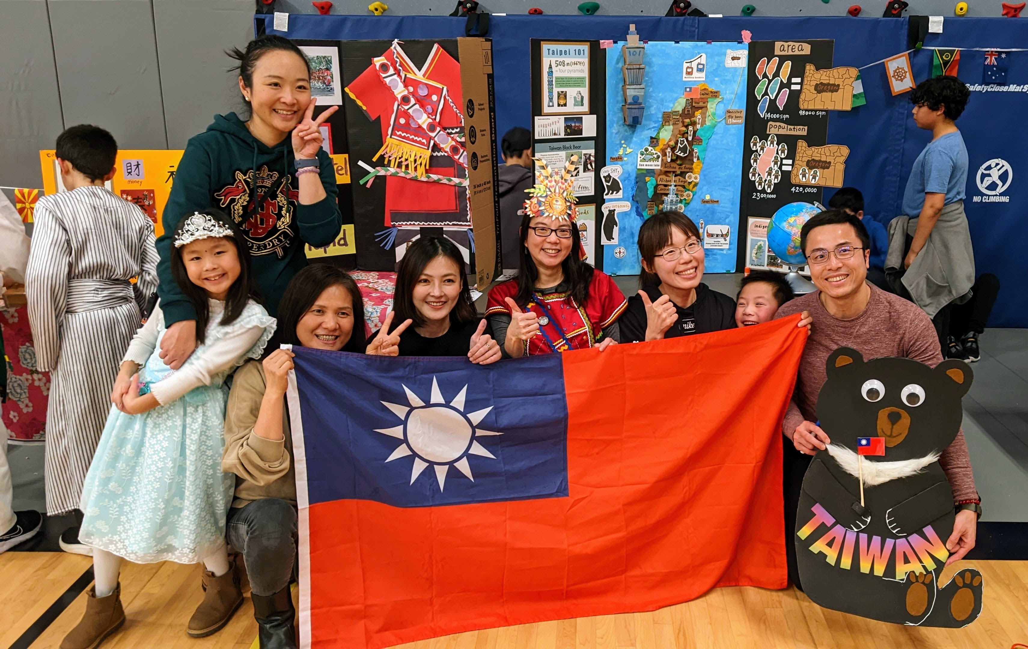 臺灣攤位區大小志工們合照