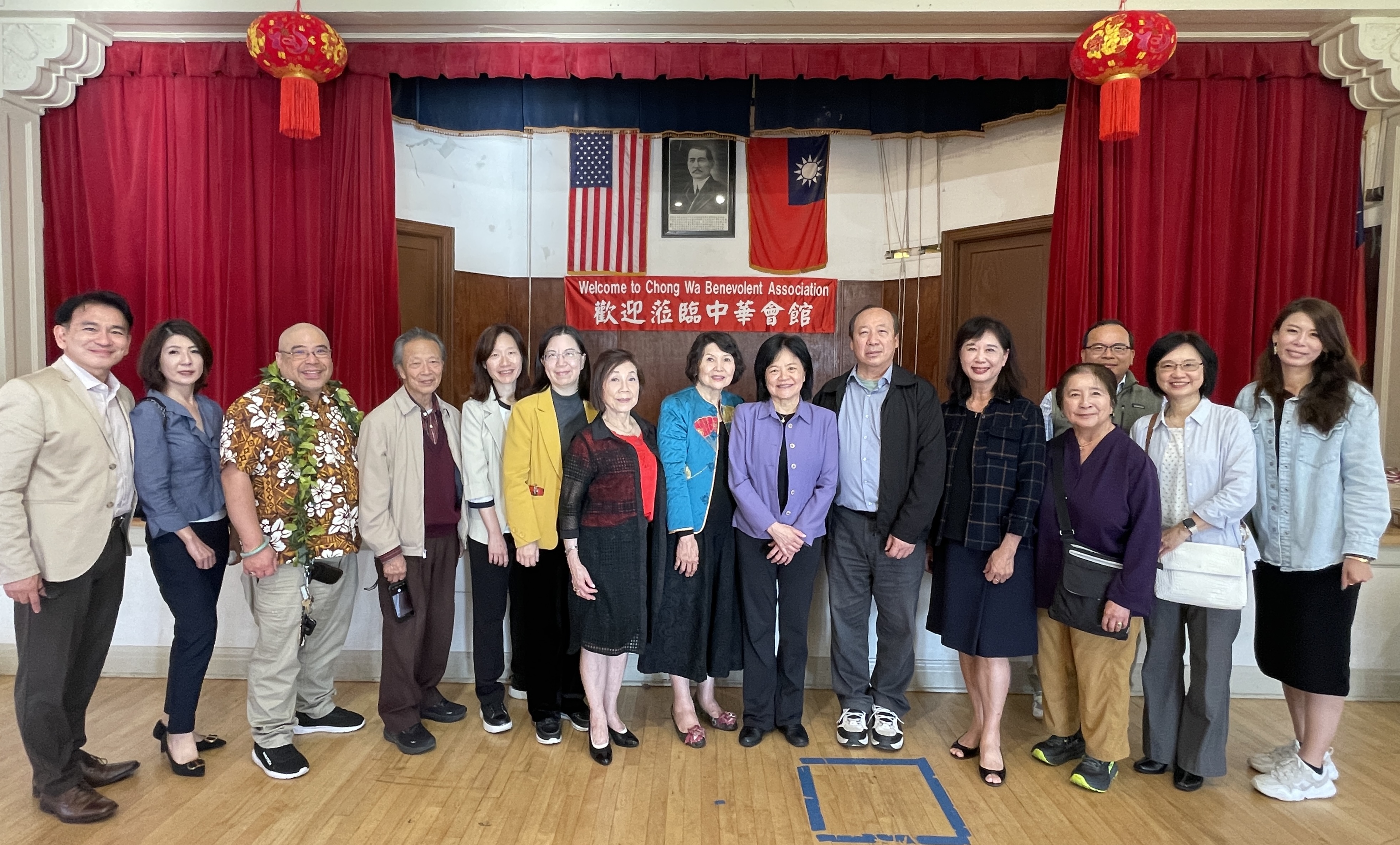 副委員長賴麗瑩與陪同社區代表及中華會館理事合影