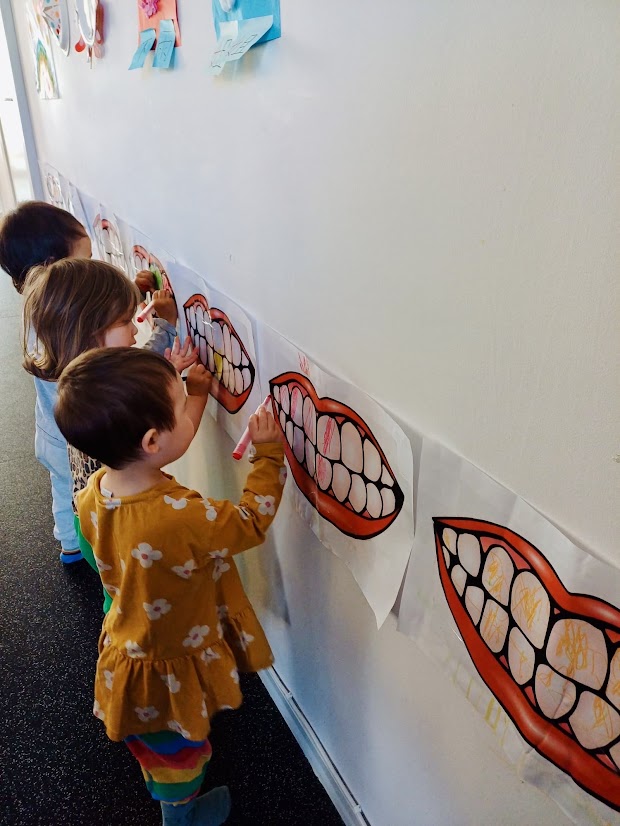 幼兒們進行牙齒保健活動