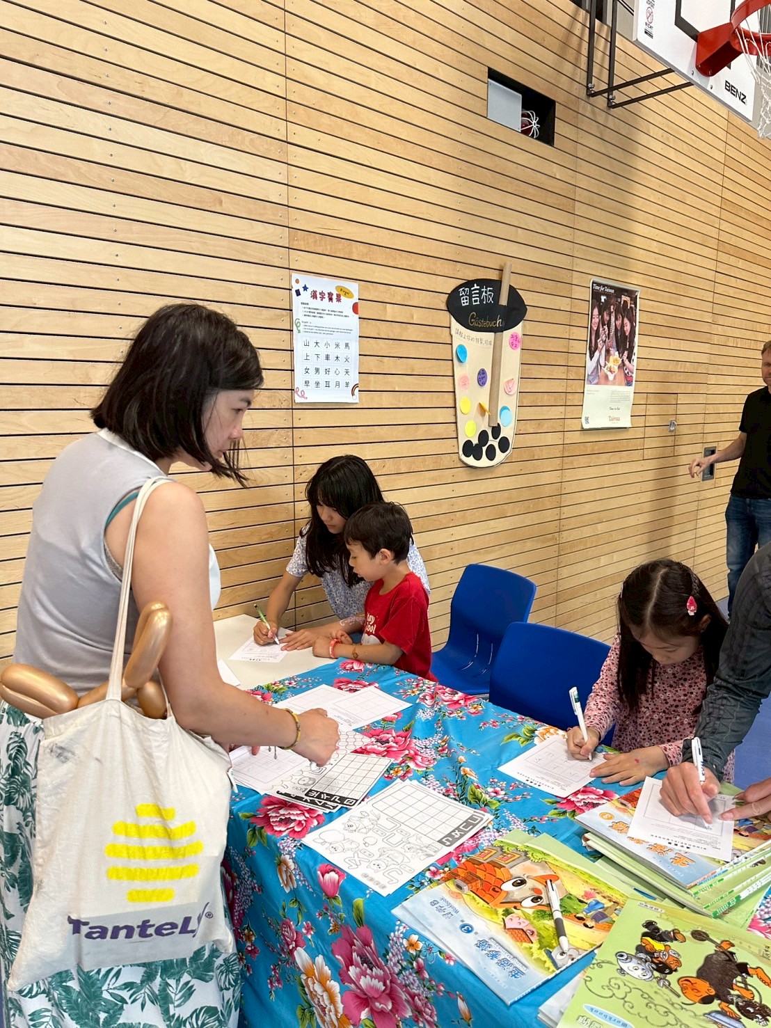 漢字賓果小朋友認真填寫中文字