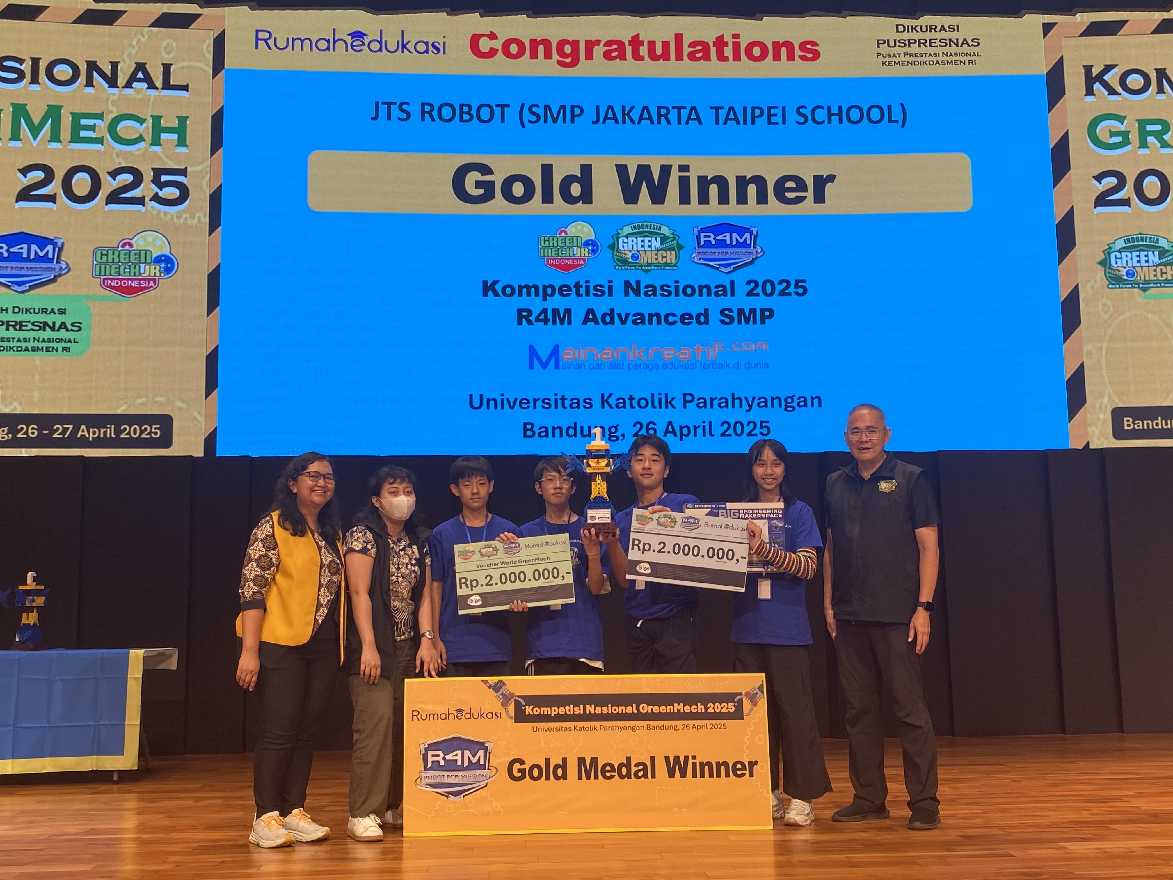 G7林家樑、張陞泰、陳慧麗、李漢杰同學獲得機器人任務賽國中進階組金牌