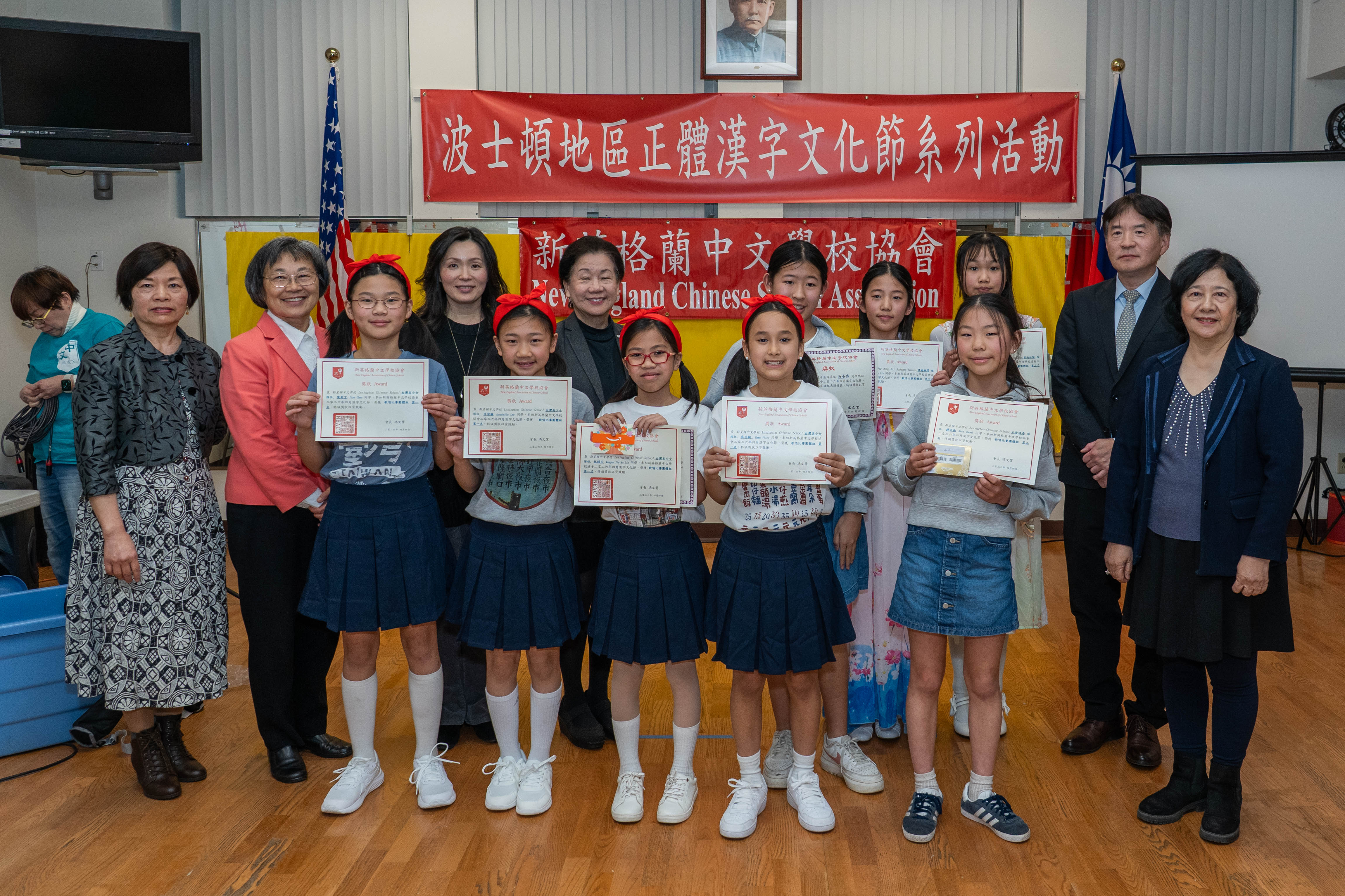 新英格蘭中文學校學生 演講唱歌展現學藝