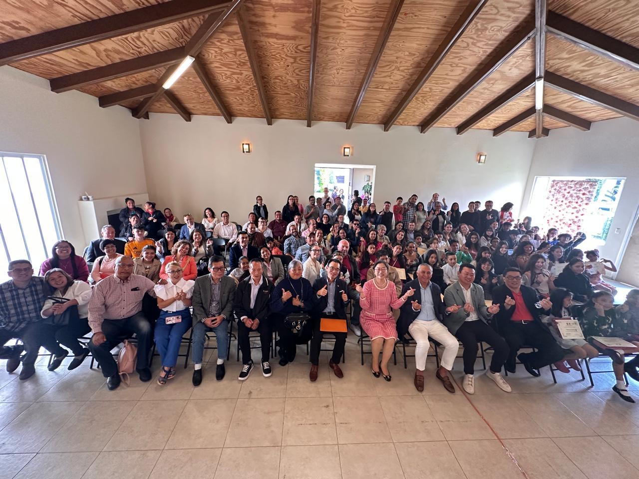 全體貴賓、師生和家長一同合影