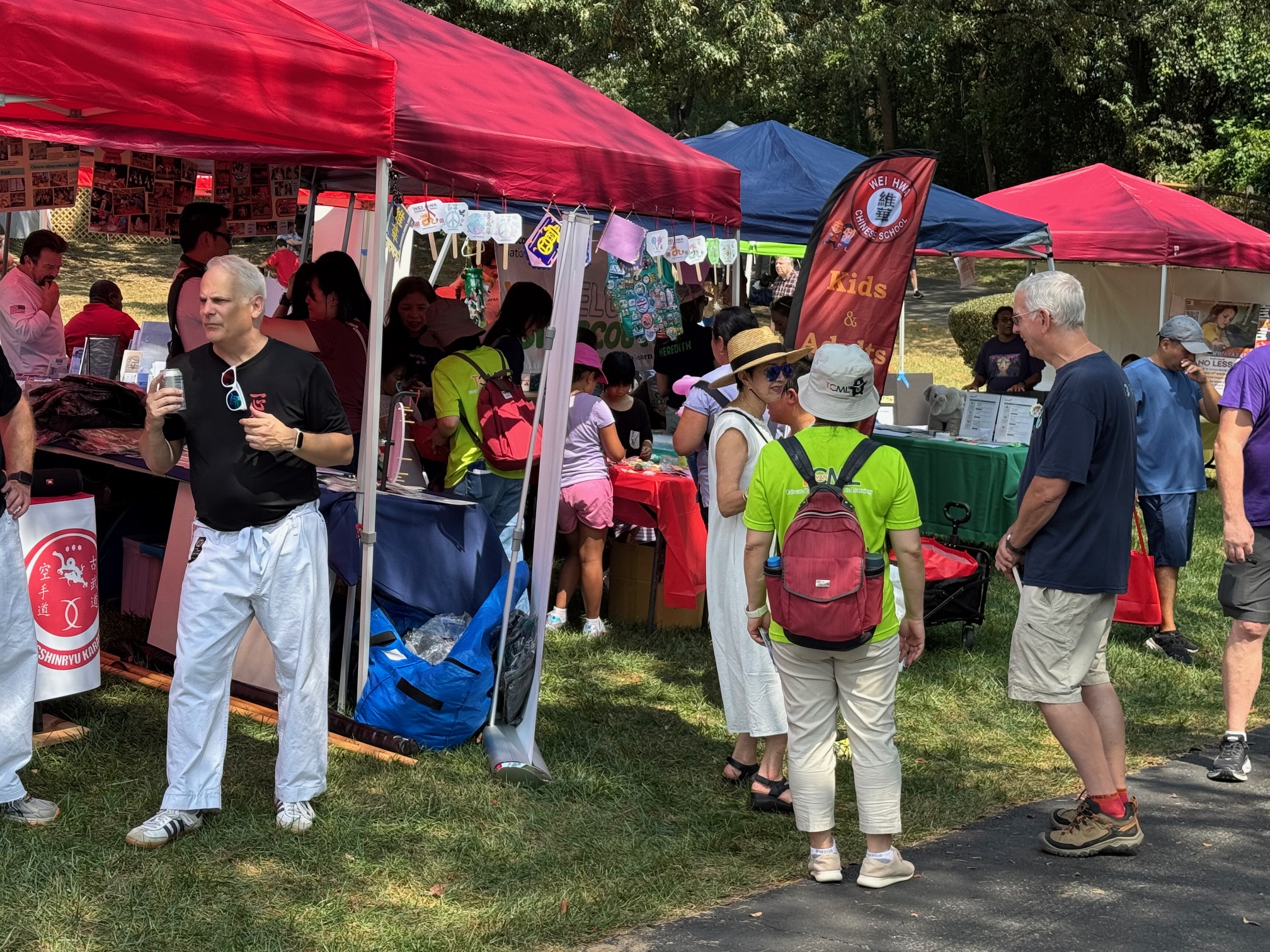 多位成人來賓在攤位與我們工作人員深入交流，詢問TCML成人課程的細節，顯示出社區對學習華語的高度關注。