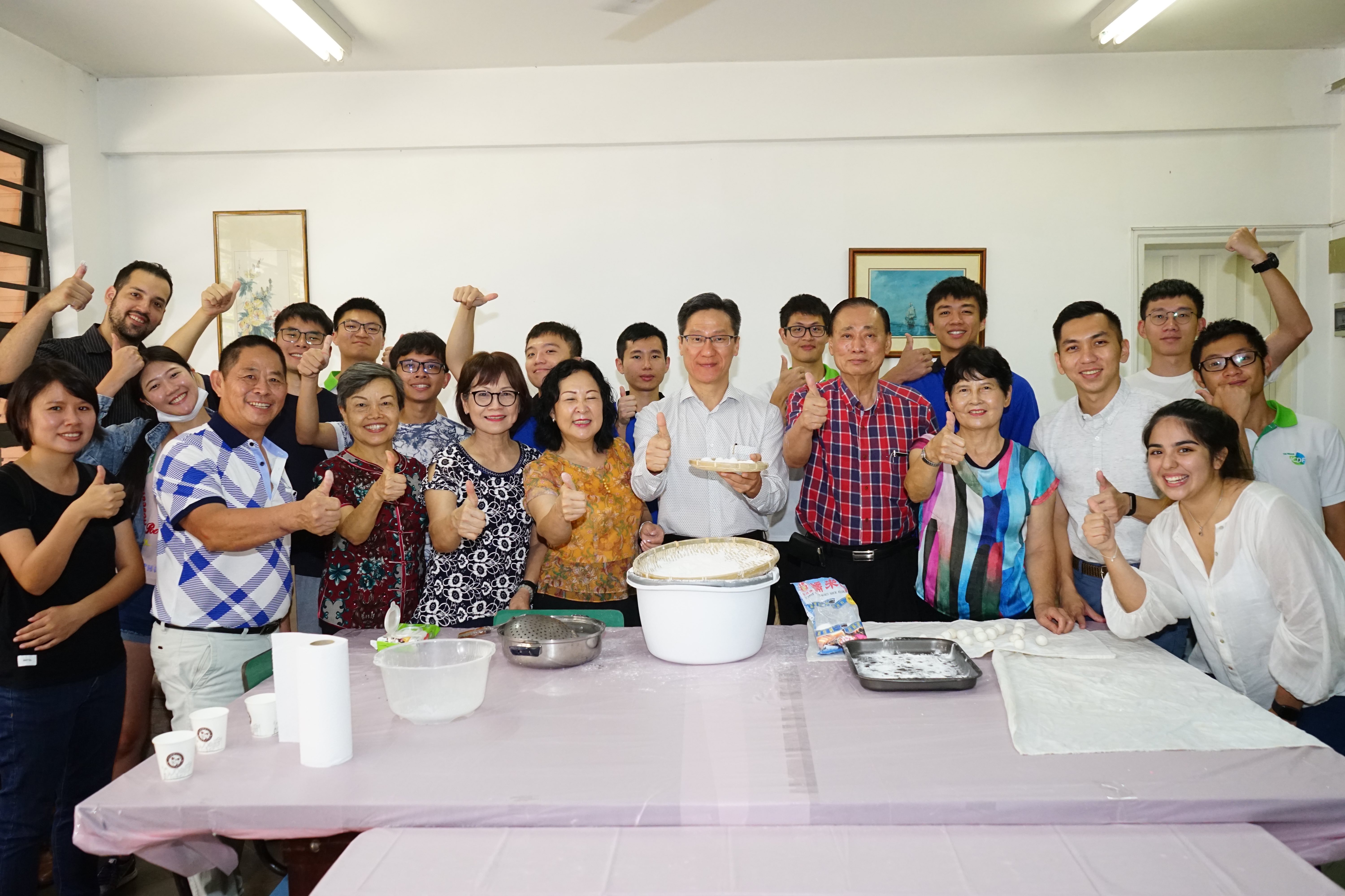 駐巴拉圭共和國公使張自信(中)首次蒞訪中正僑校，對校方積極辦理文化活動表示肯定。