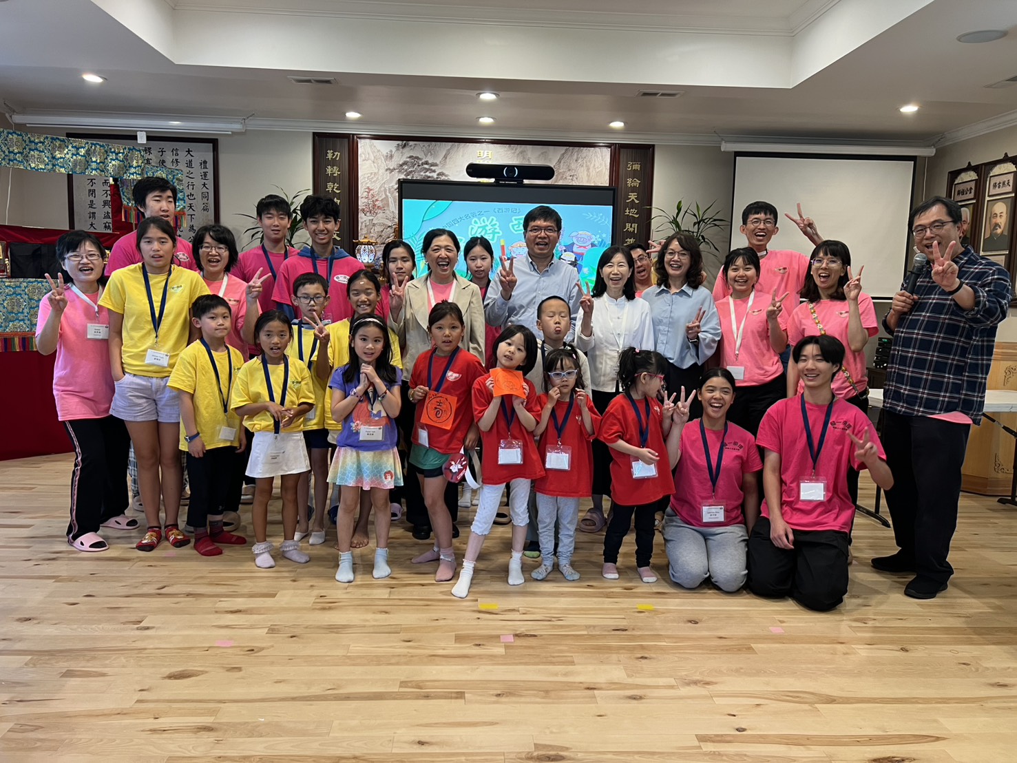 王偉讚主任和鄭世芸顧問蒞臨參訪營隊