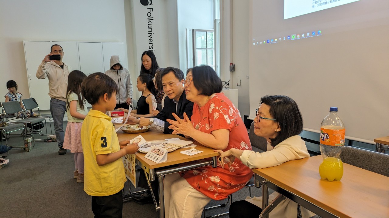 谷大使、前蕭校長和校長Annie參加了萌芽一班和二班的表演