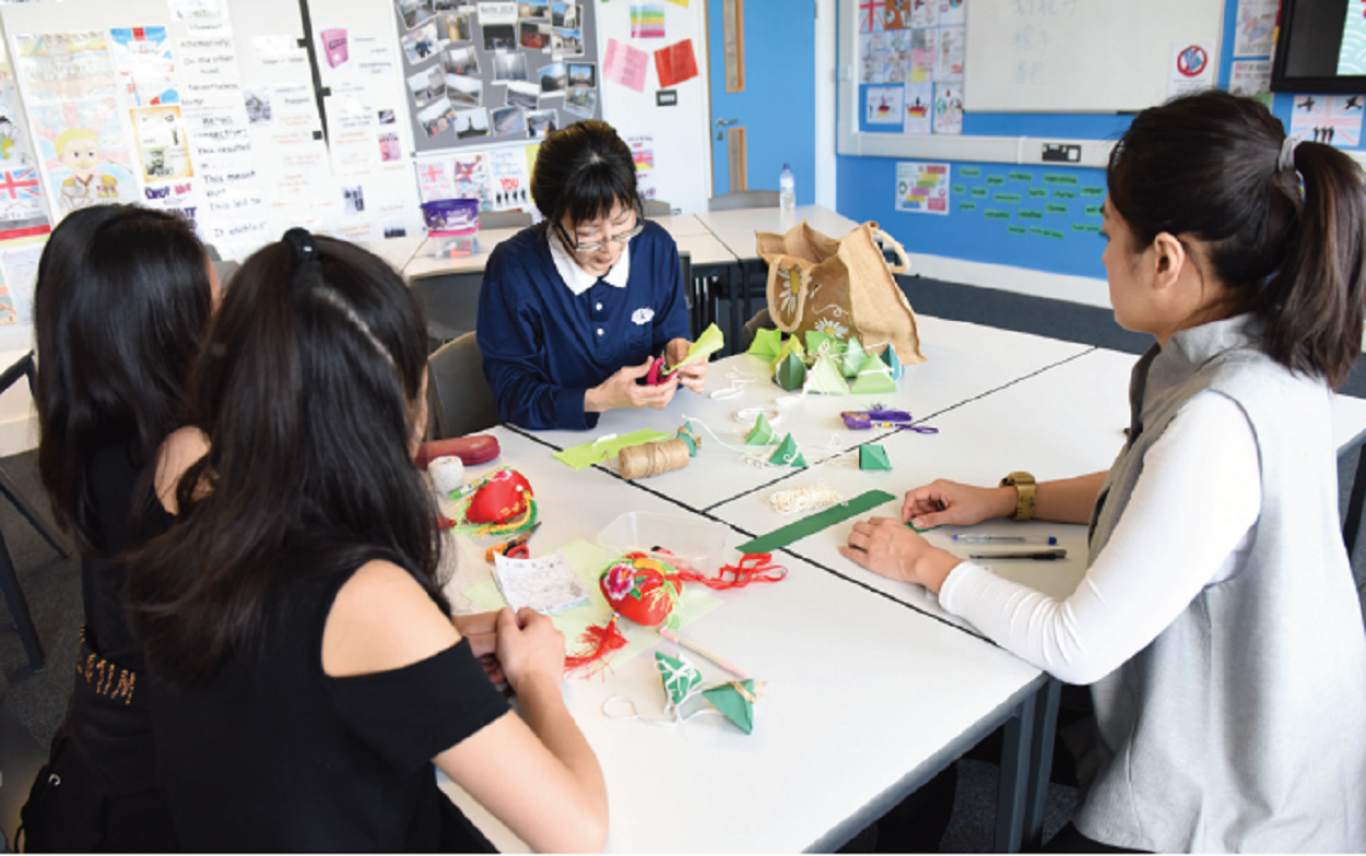 倫敦慈濟人文學校文化老師教導學子製作香包