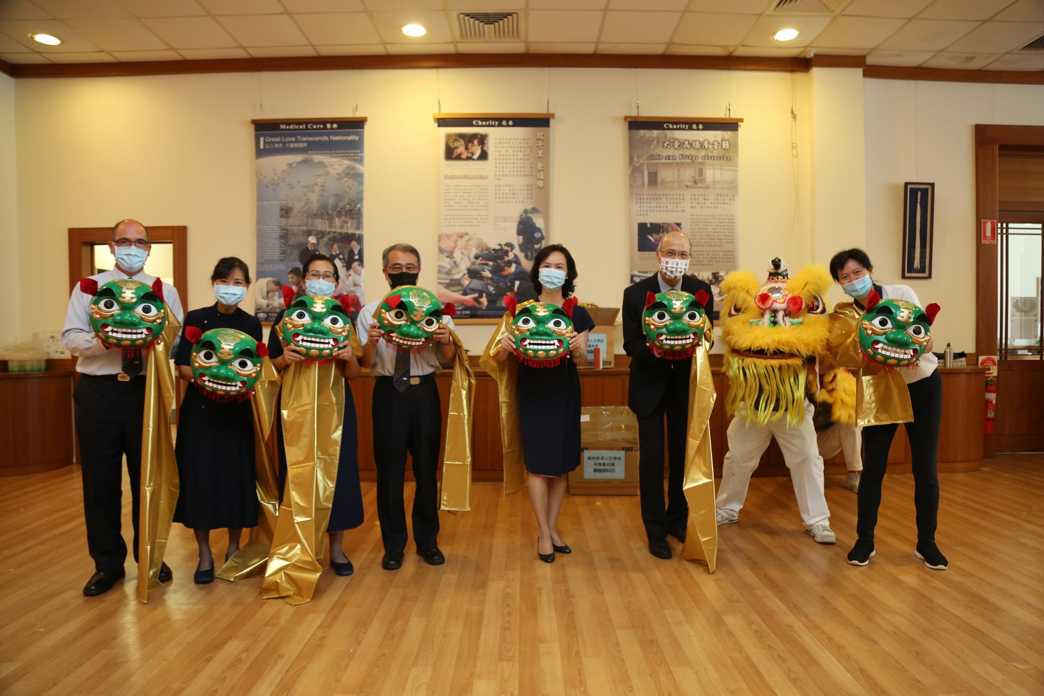 駐雪梨辦事處范惠君處長(右4)、慈濟基金會雪梨分會宋以剛執行長(左4)、雪梨文教中心施博祥主任(右3)、雪梨慈濟人文學校林美鳳校長(左3)體驗操作臺灣獅