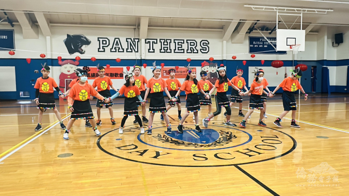 四年級表演「高山青」舞蹈，生動活潑