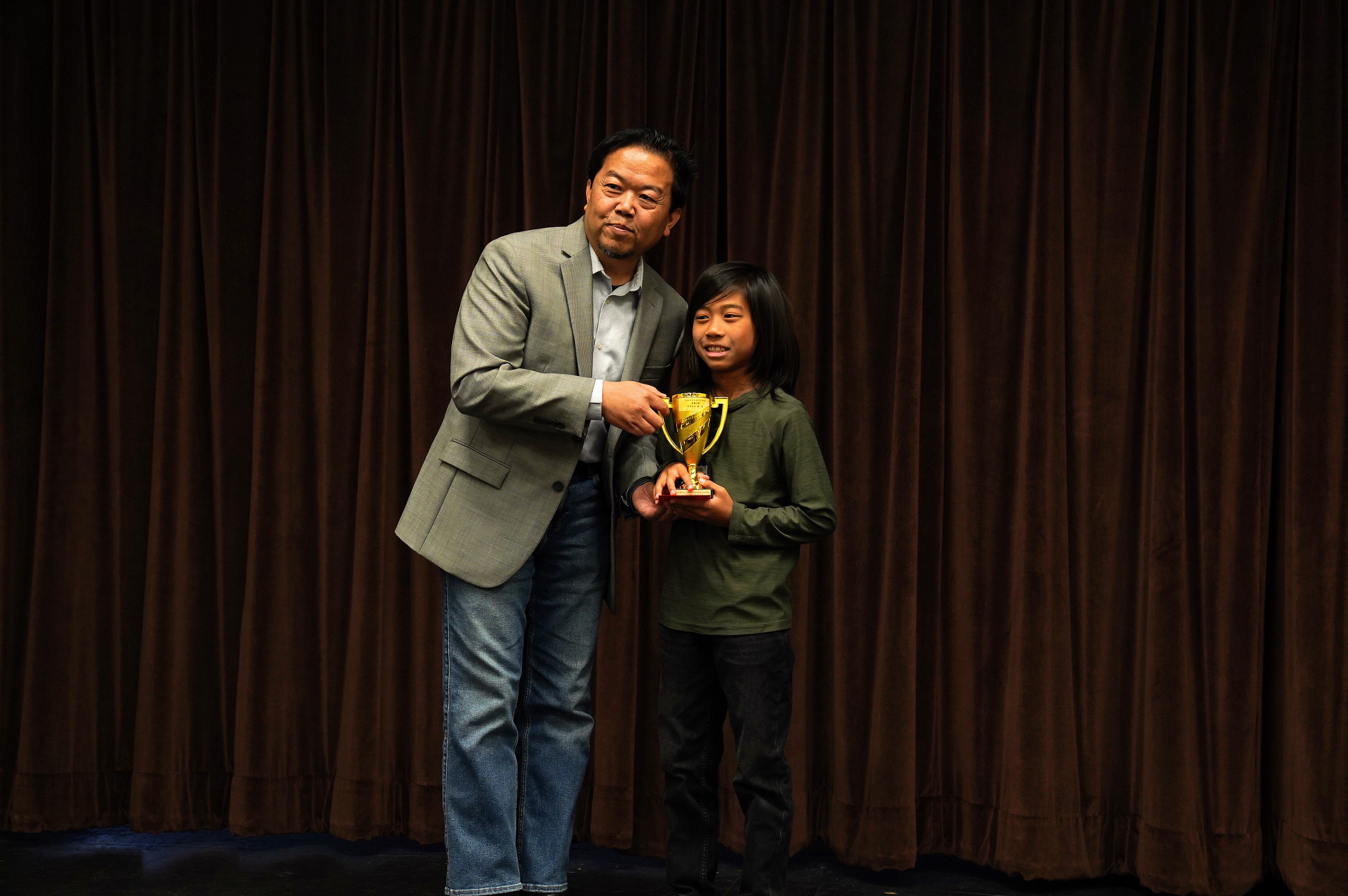 雙語B組第一名和評審陳昭文合照