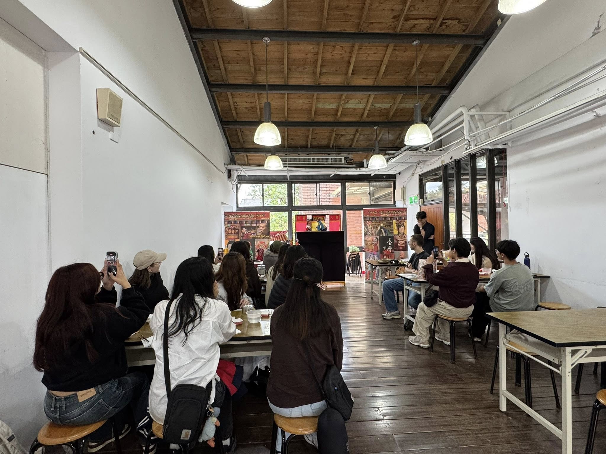 僑校校長走入文化第一線 陳洳豔率隊參與北部大學國際學生布袋戲教學實作　深化臺灣文化體驗